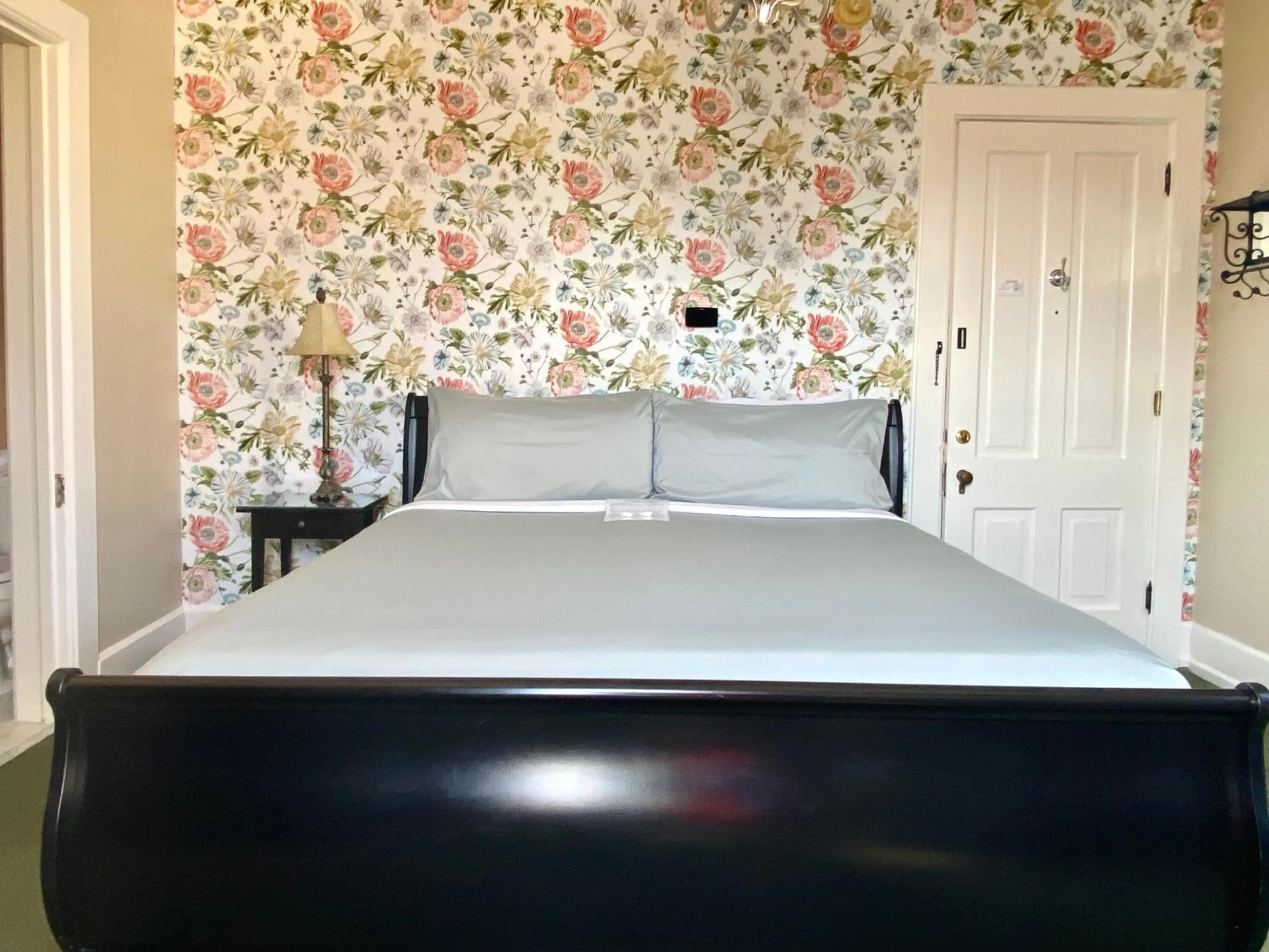 Bed in The Kalamazoo House Downtown Hotel and Suites