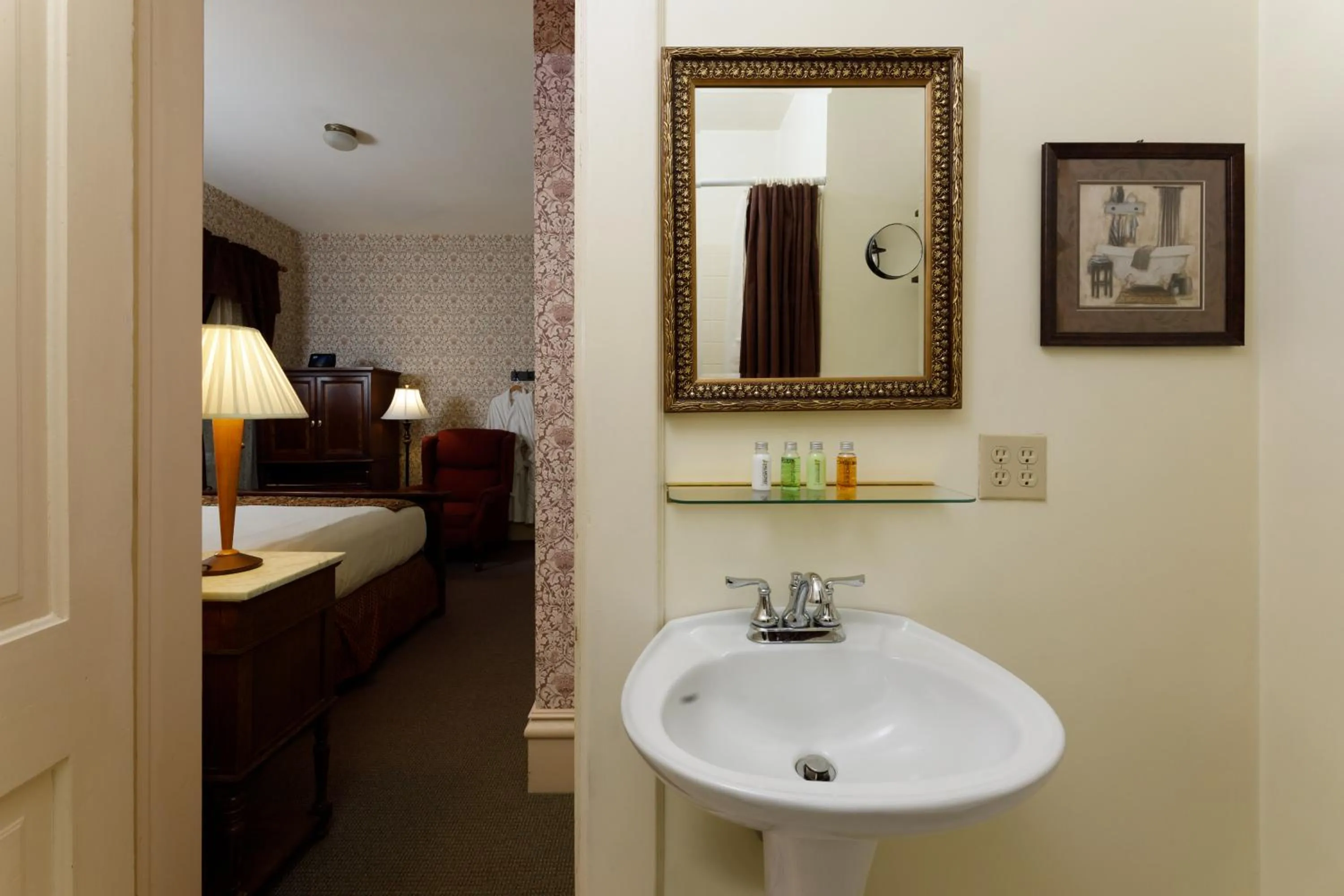 Bathroom in The Kalamazoo House Downtown Hotel and Suites