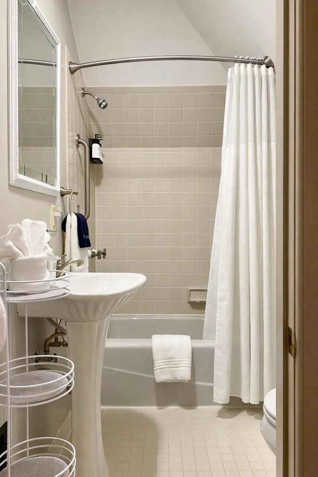 Bathroom in The Kalamazoo House Downtown Hotel and Suites