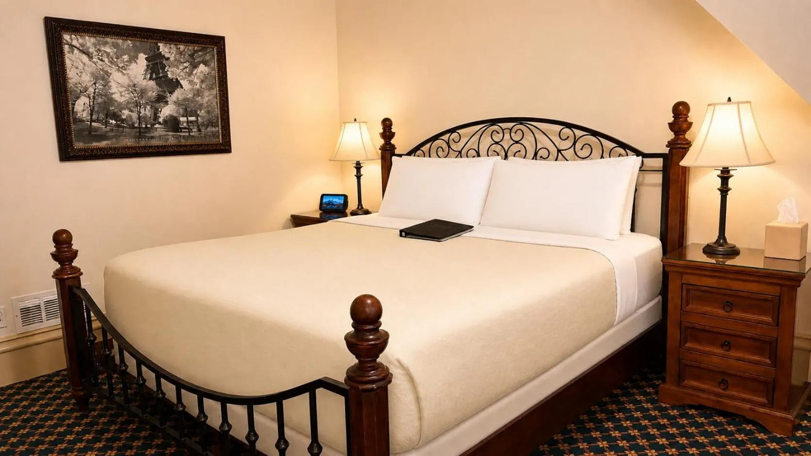 Bed in The Kalamazoo House Downtown Hotel and Suites