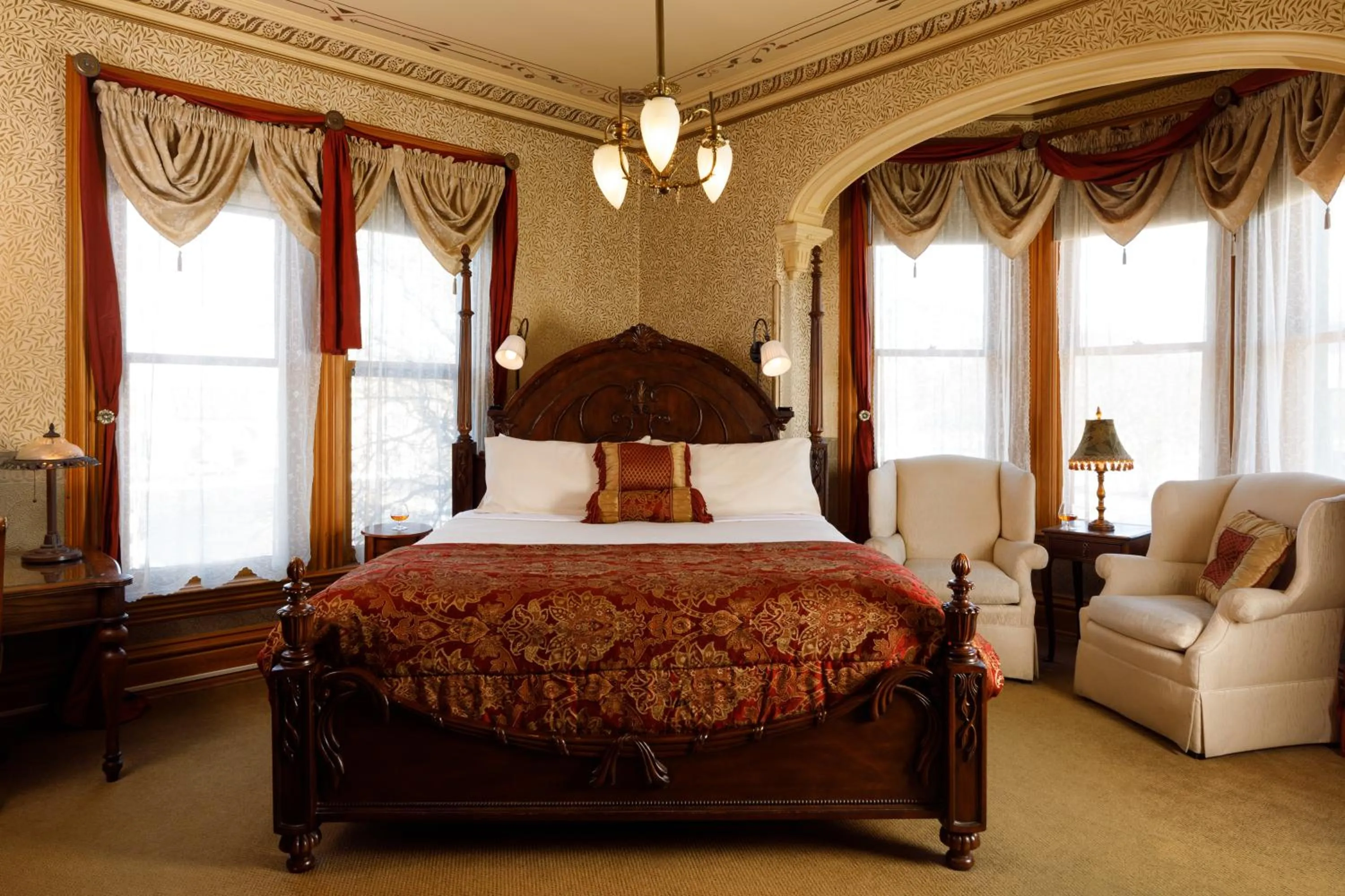 Bed in The Kalamazoo House Downtown Hotel and Suites