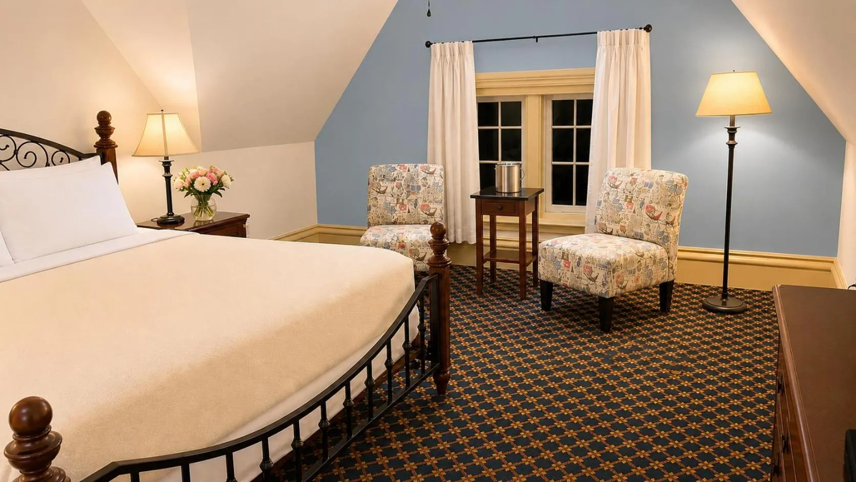 Bed in The Kalamazoo House Downtown Hotel and Suites