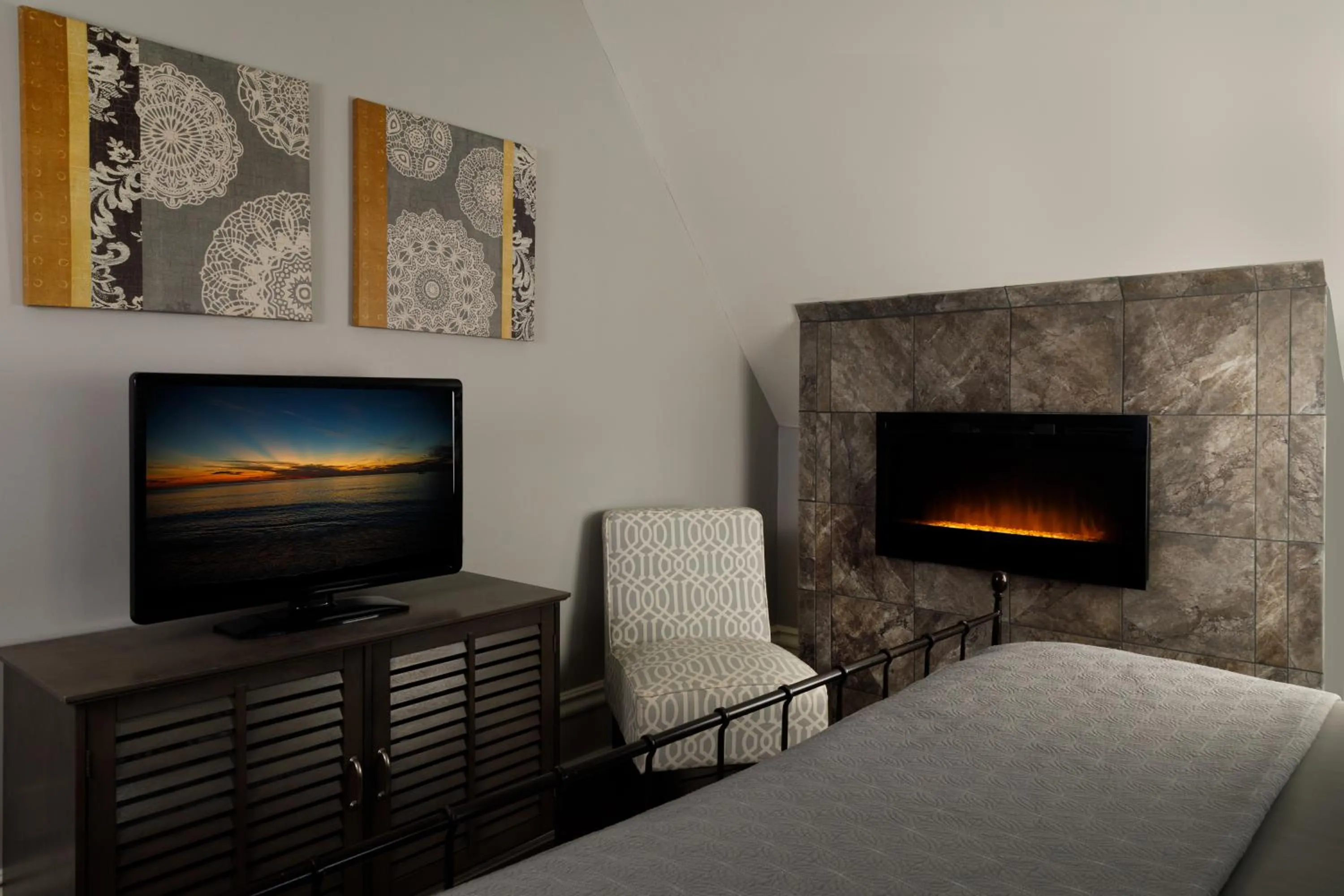 TV and multimedia, Bed in The Kalamazoo House Downtown Hotel and Suites