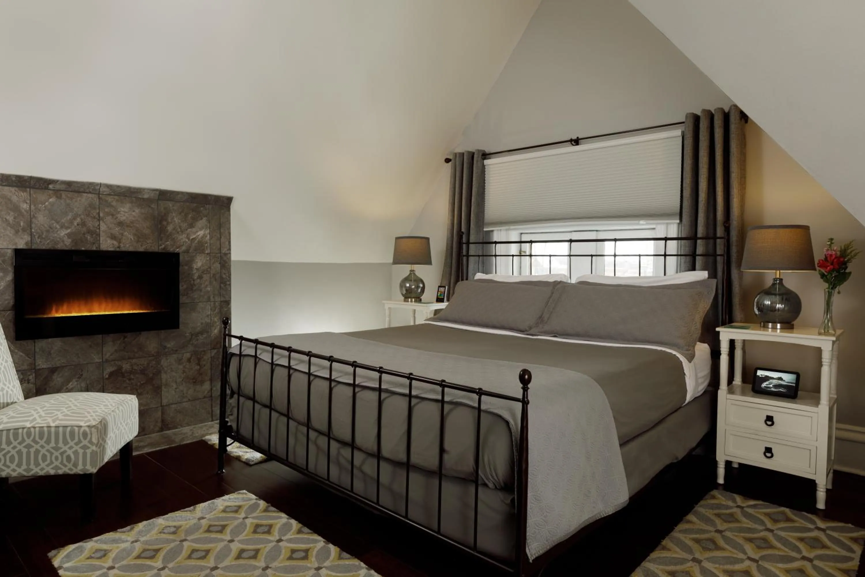 Bed in The Kalamazoo House Downtown Hotel and Suites