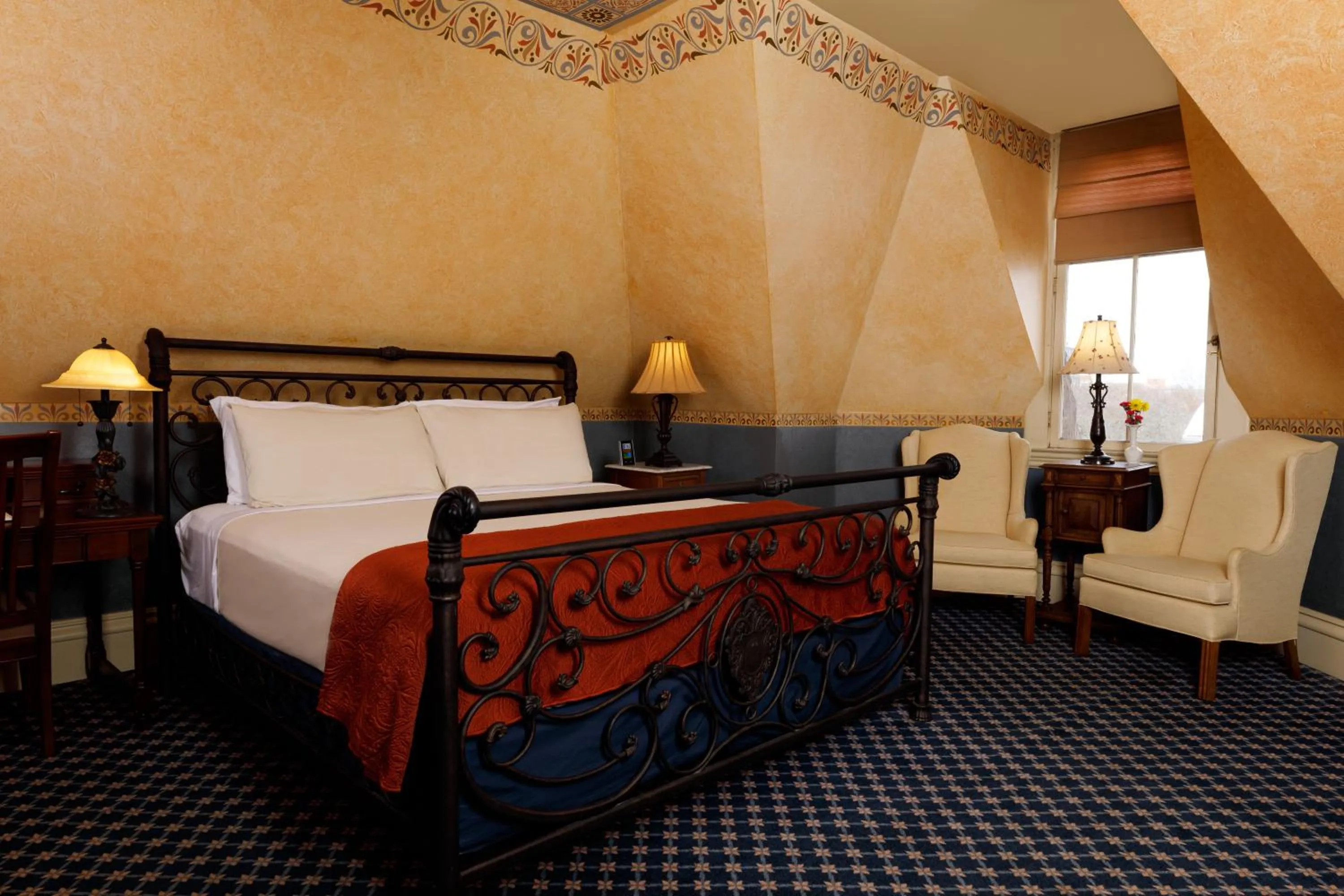 Seating area, Bed in The Kalamazoo House Downtown Hotel and Suites
