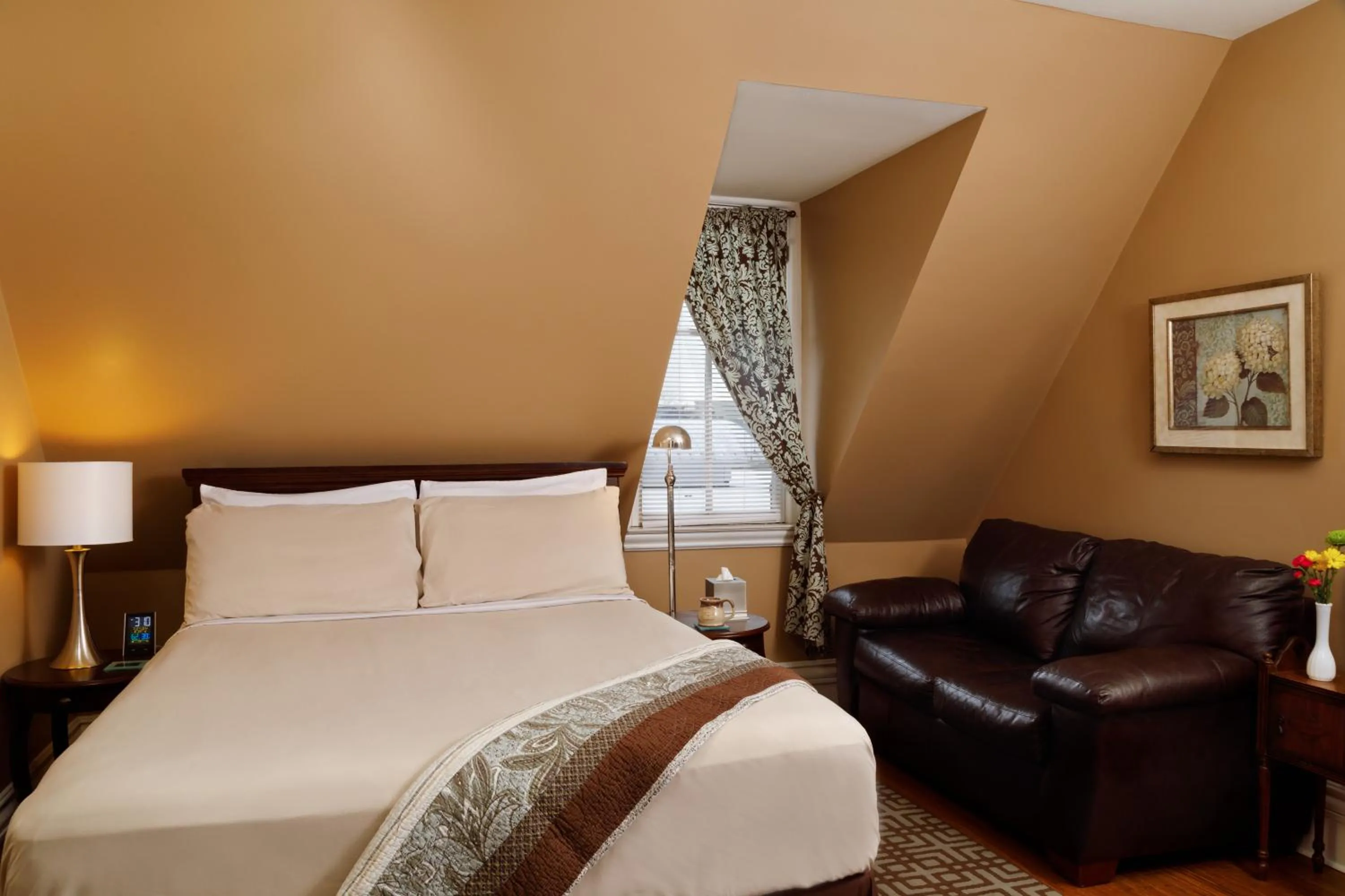 Bed in The Kalamazoo House Downtown Hotel and Suites