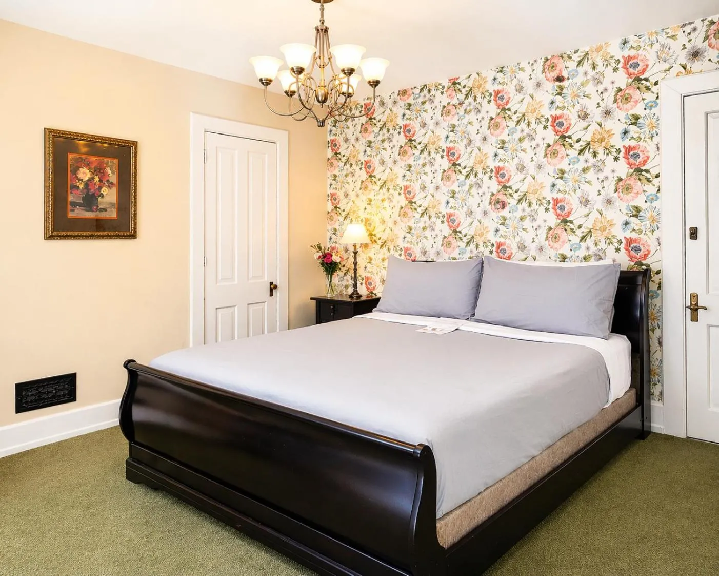 Bed in The Kalamazoo House Downtown Hotel and Suites