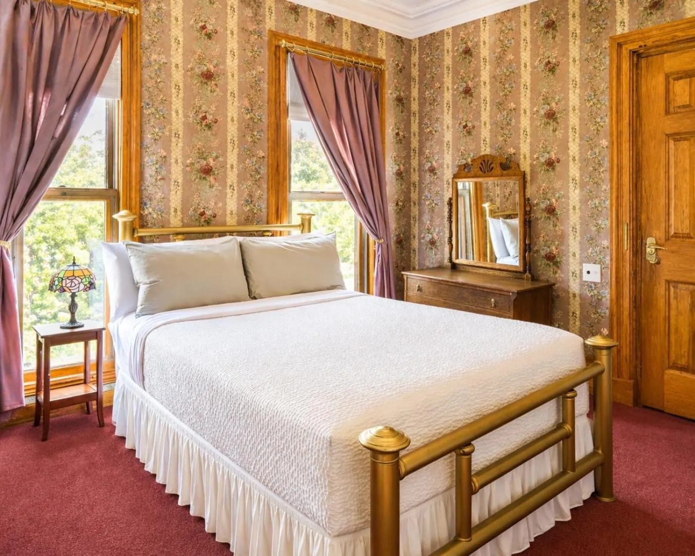 Bed in The Kalamazoo House Downtown Hotel and Suites