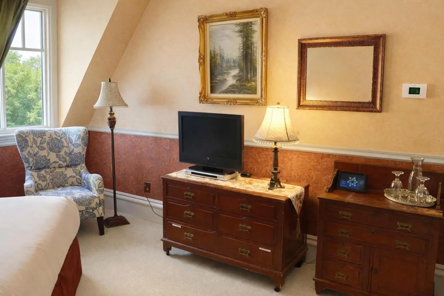 TV and multimedia in The Kalamazoo House Downtown Hotel and Suites