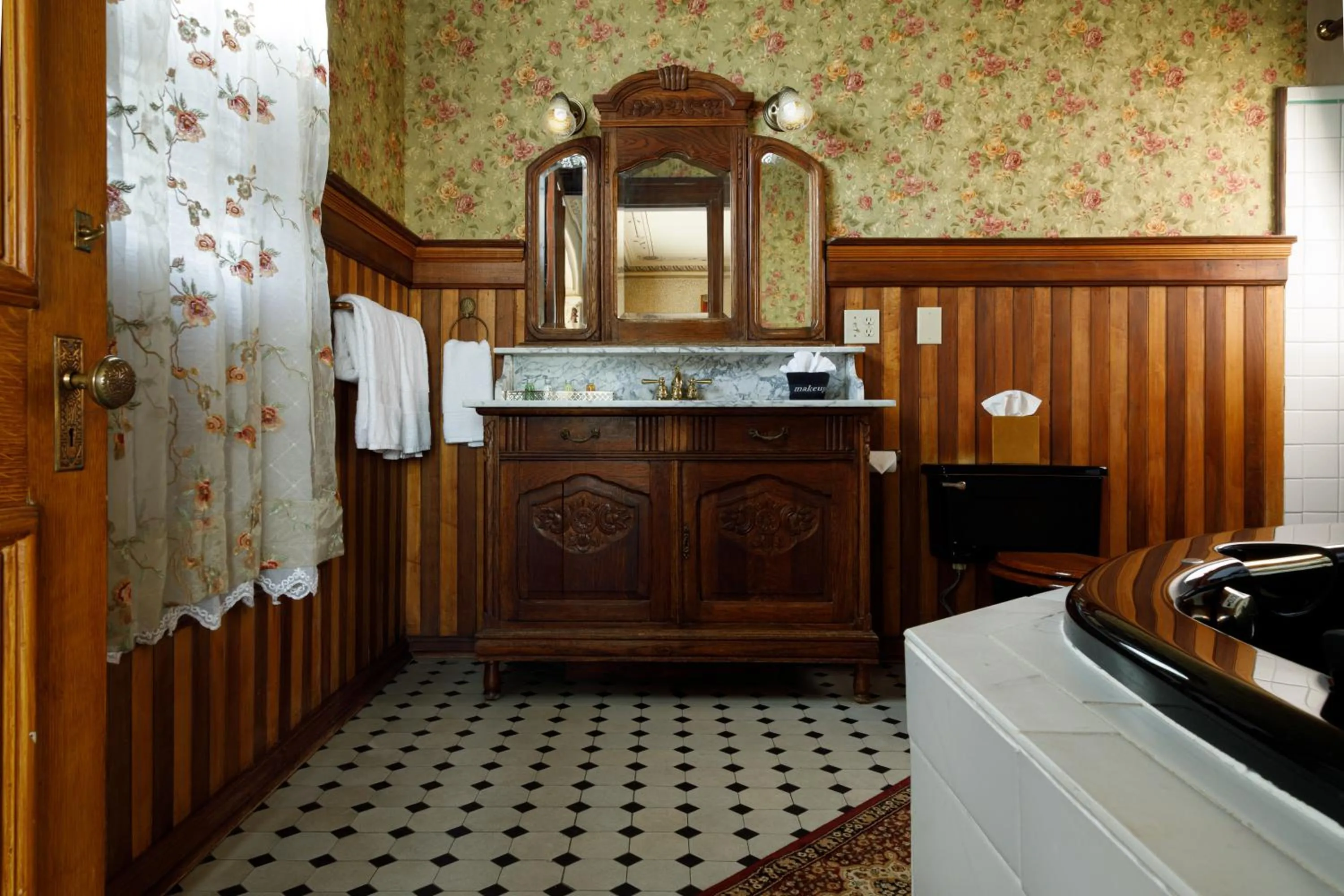 Bathroom in The Kalamazoo House Downtown Hotel and Suites
