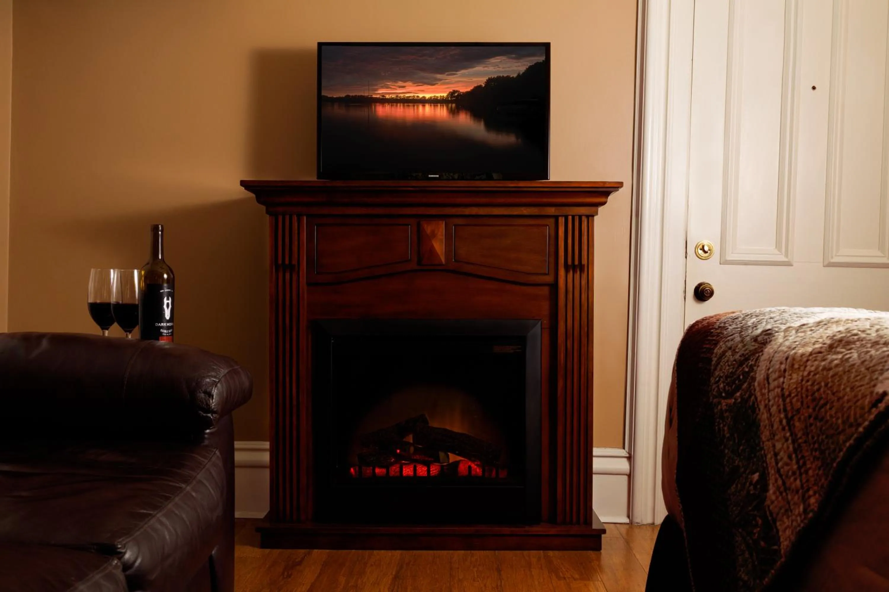 TV and multimedia in The Kalamazoo House Downtown Hotel and Suites