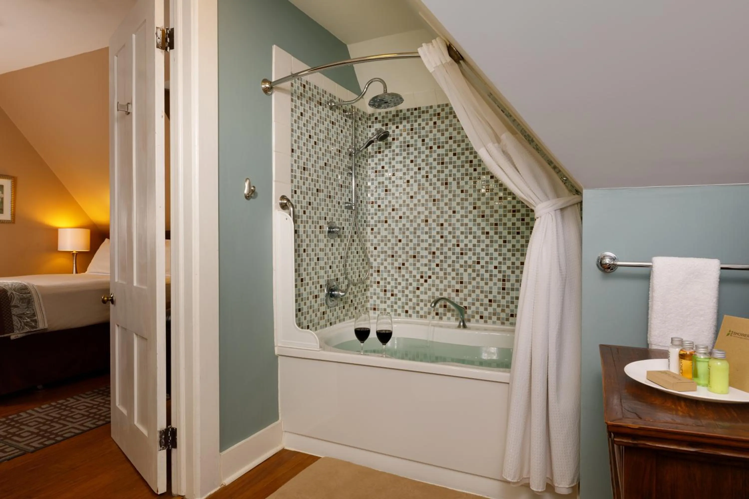 Bathroom, Bed in The Kalamazoo House Downtown Hotel and Suites