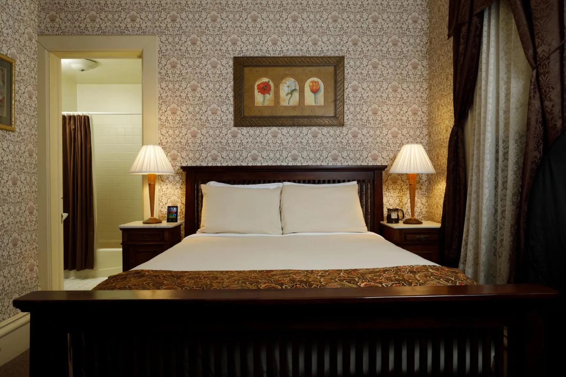 Bed in The Kalamazoo House Downtown Hotel and Suites