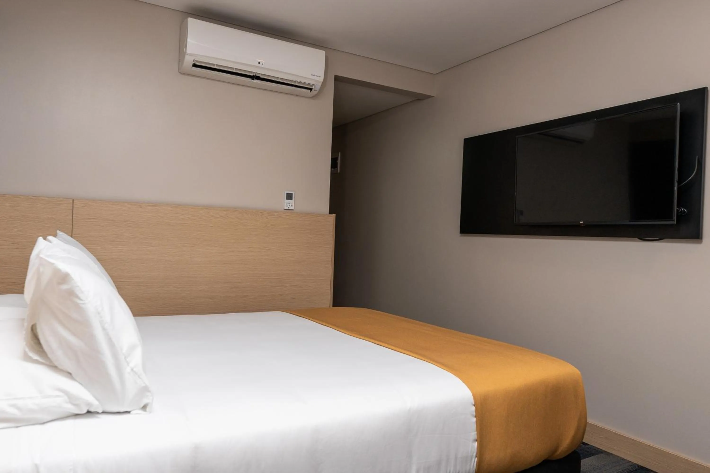 Photo of the whole room, Bed in Hotel Foresto 365