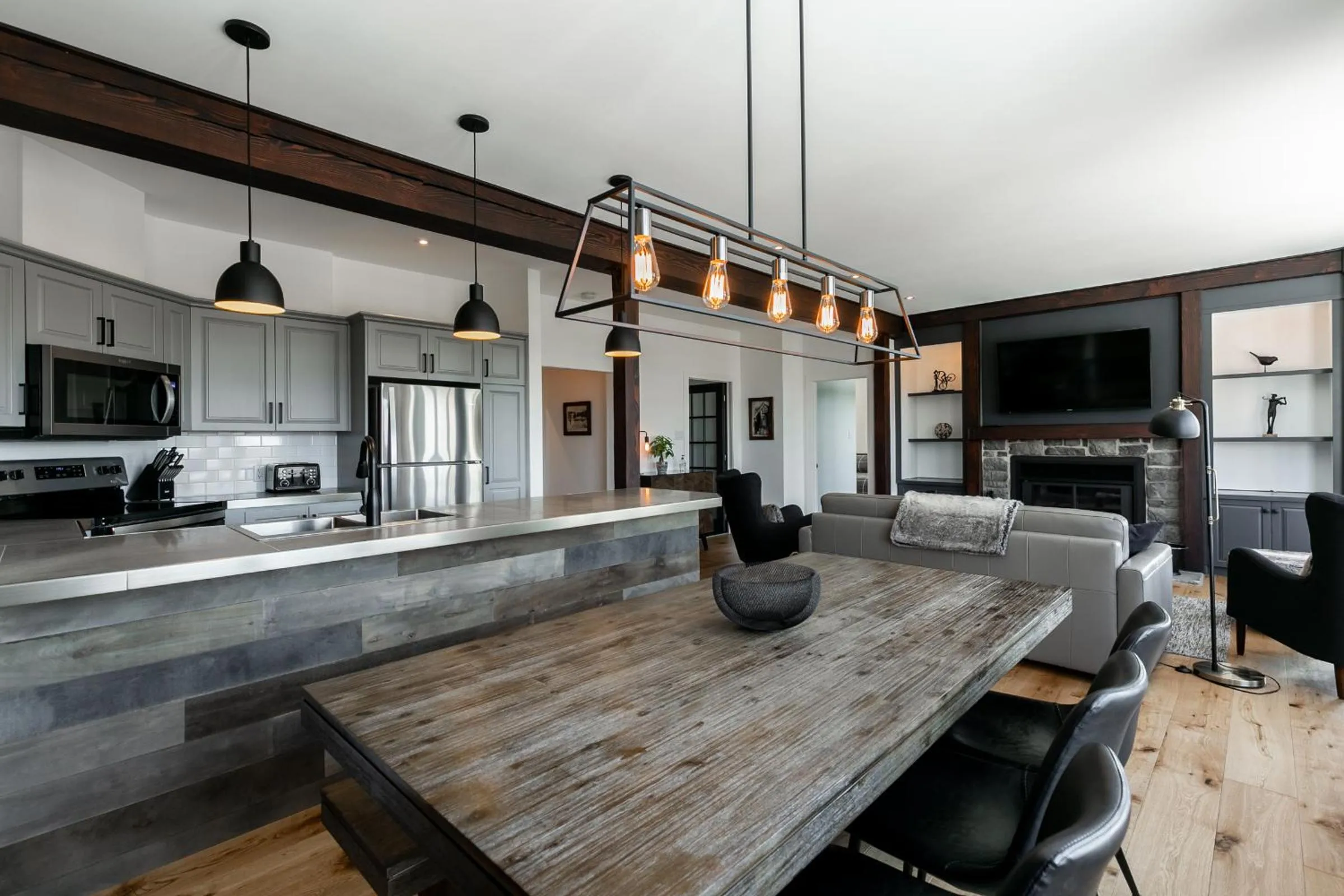 Dining area in Le Chalumeau by Chez Tremblant
