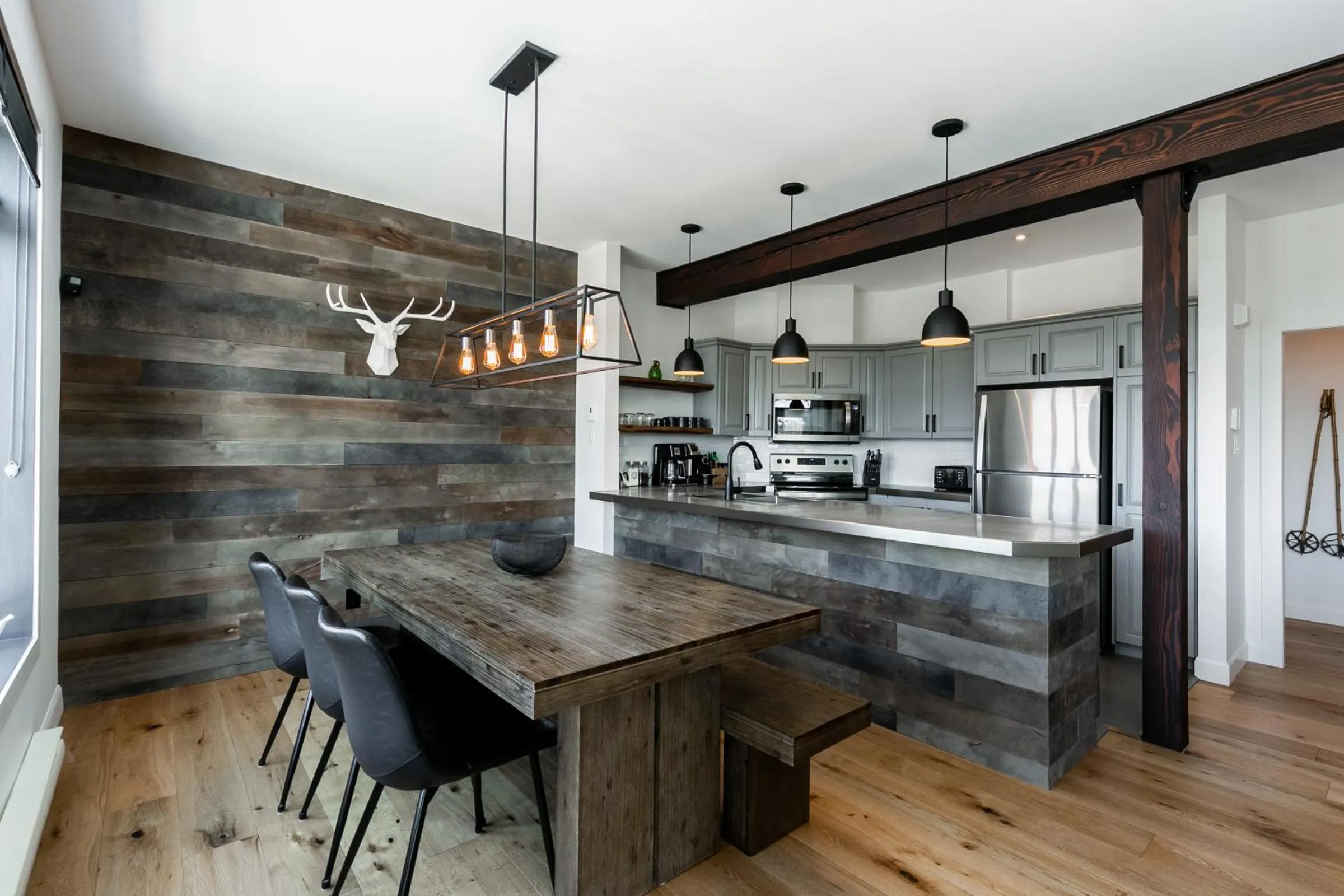 Dining area in Le Chalumeau by Chez Tremblant