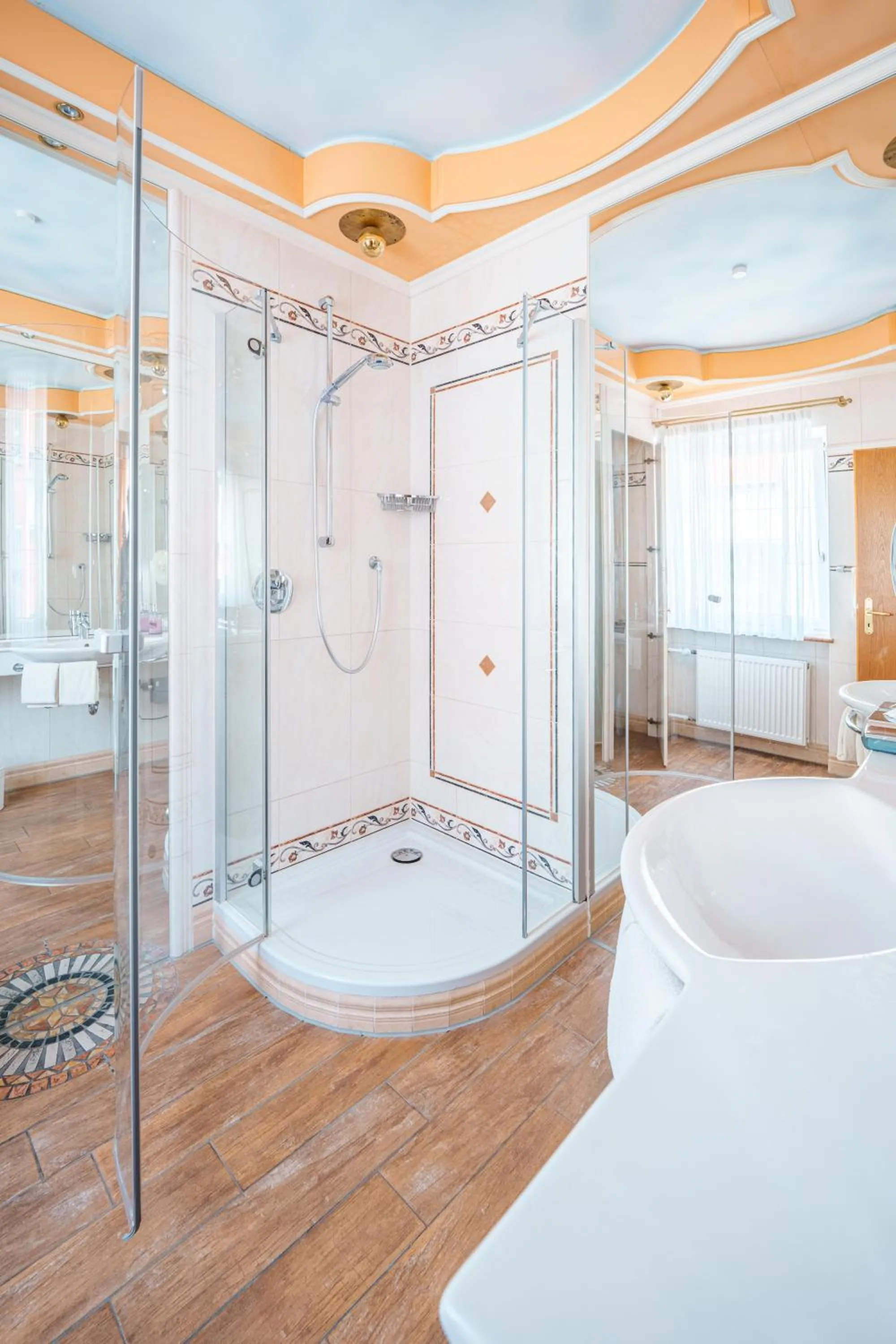 Shower, Bed in Hotel Plankl