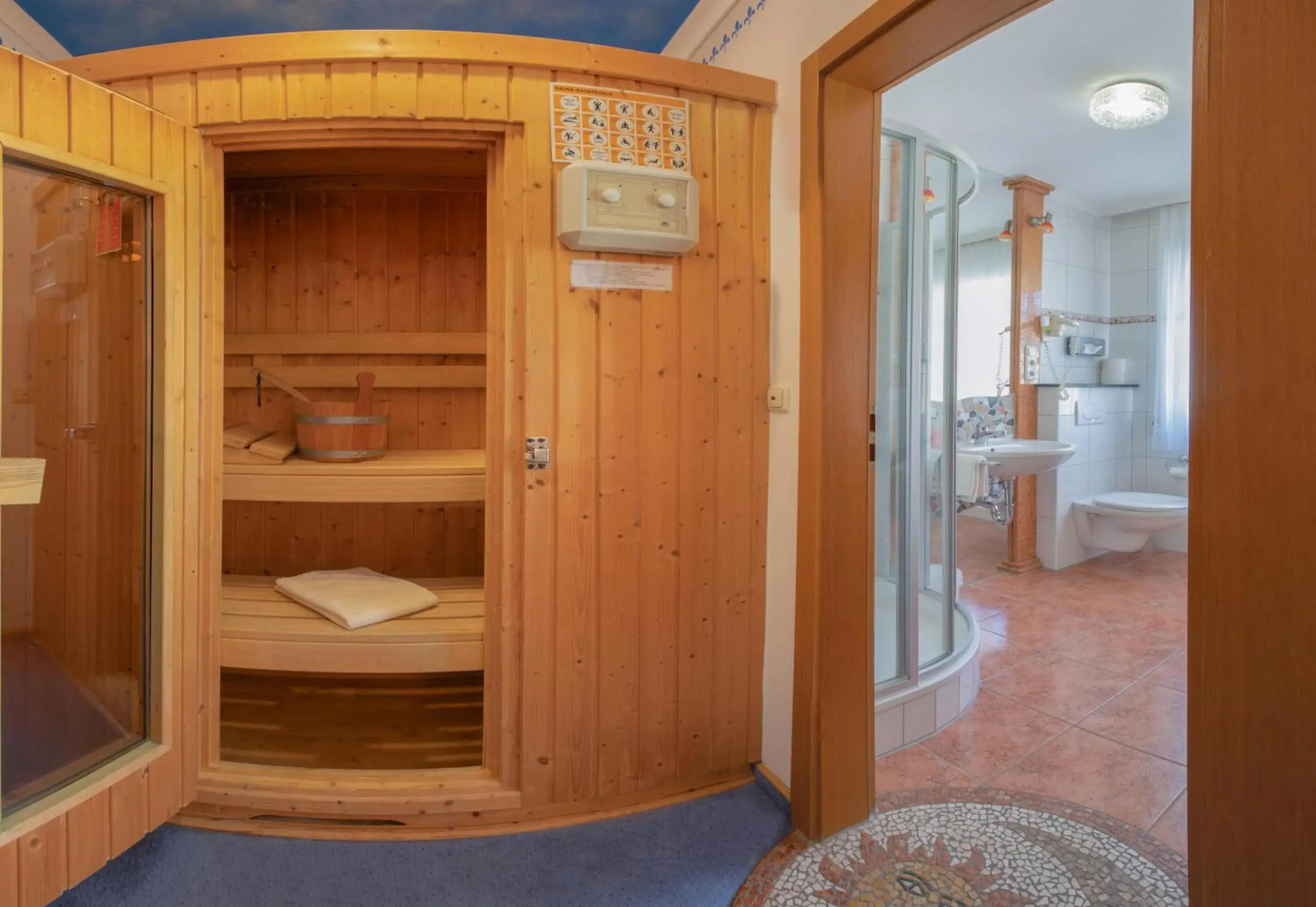 Bathroom, Bed in Hotel Plankl