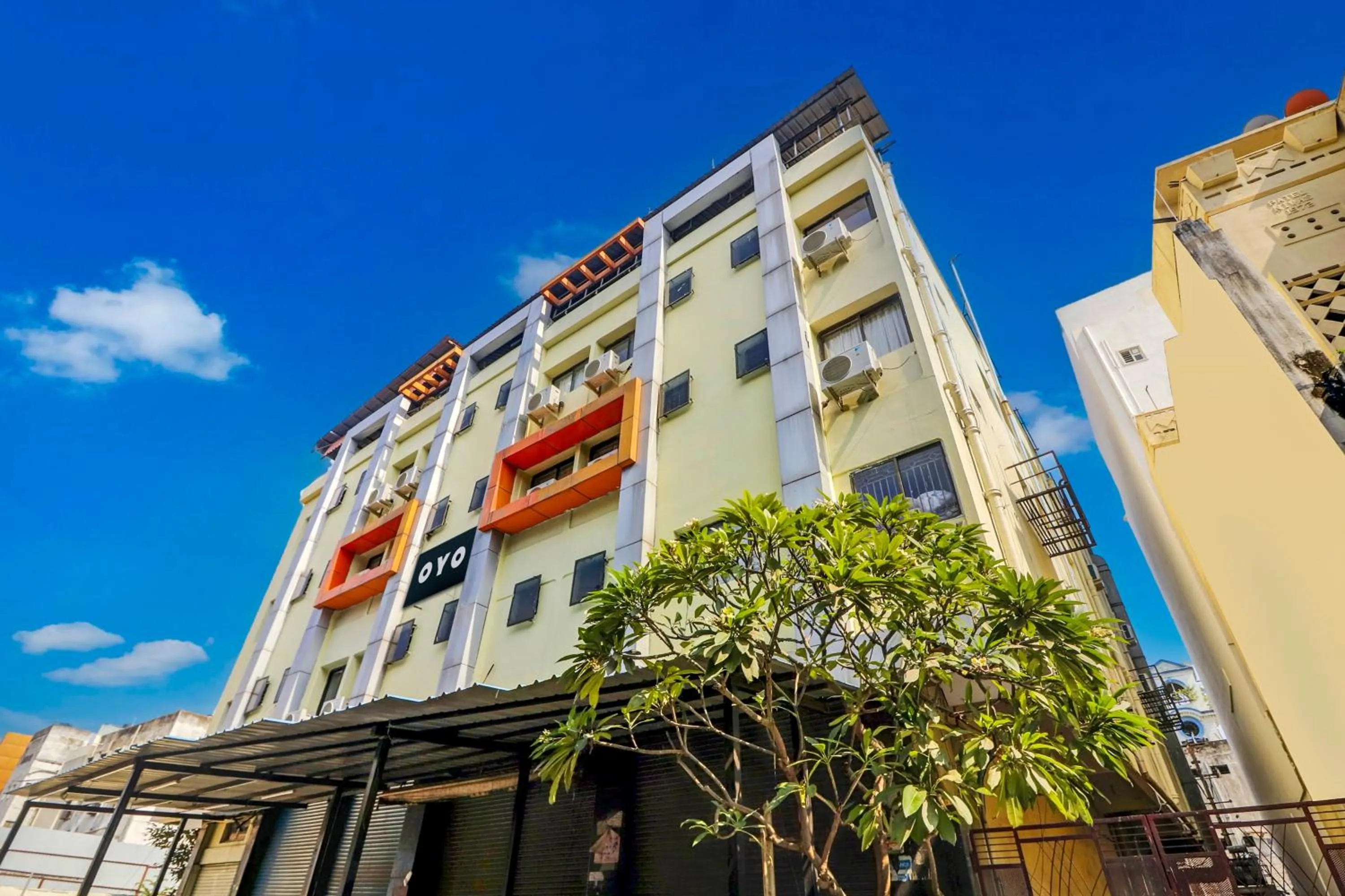 Facade/entrance in Super Hotel O Vaishnavi Palace