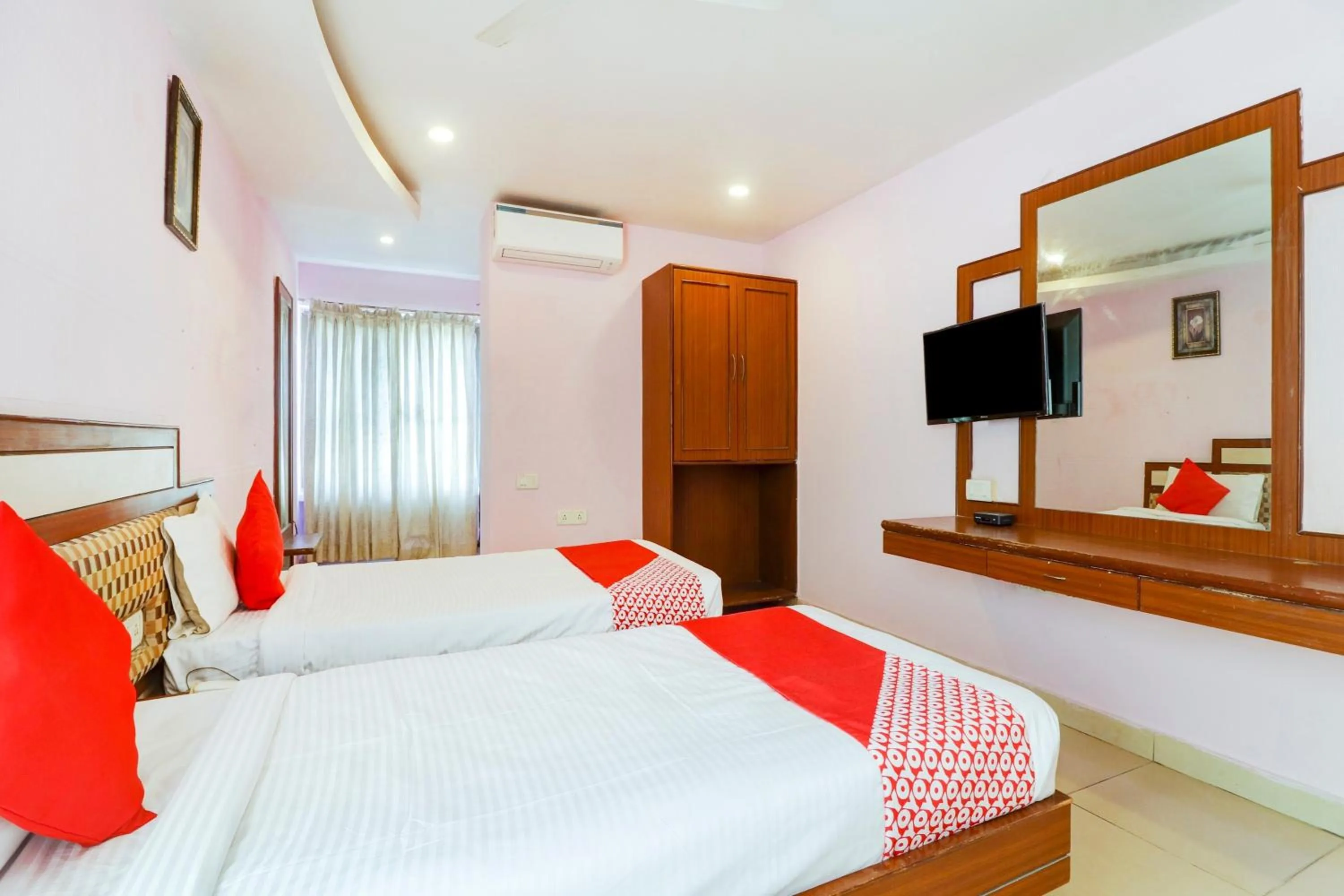 Bedroom, Bed in Super Hotel O Vaishnavi Palace