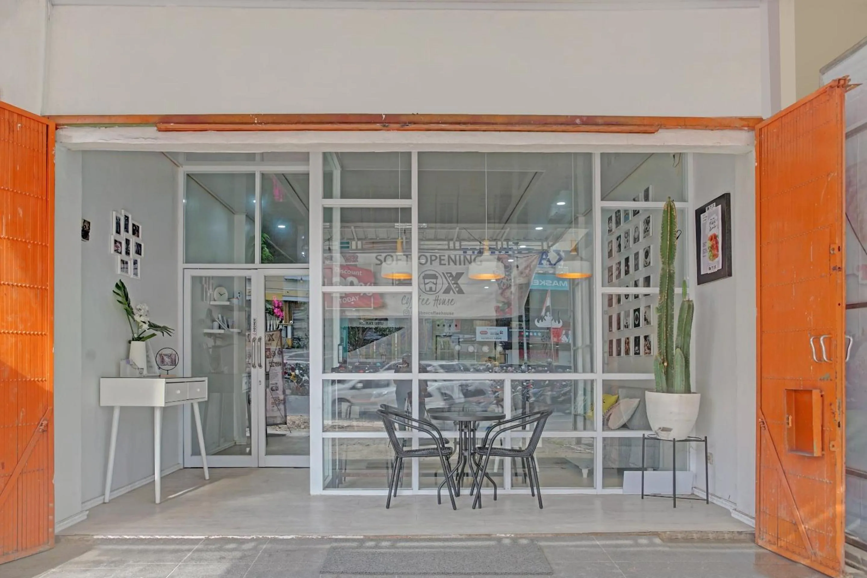 Facade/entrance in OYO 90399 Box House