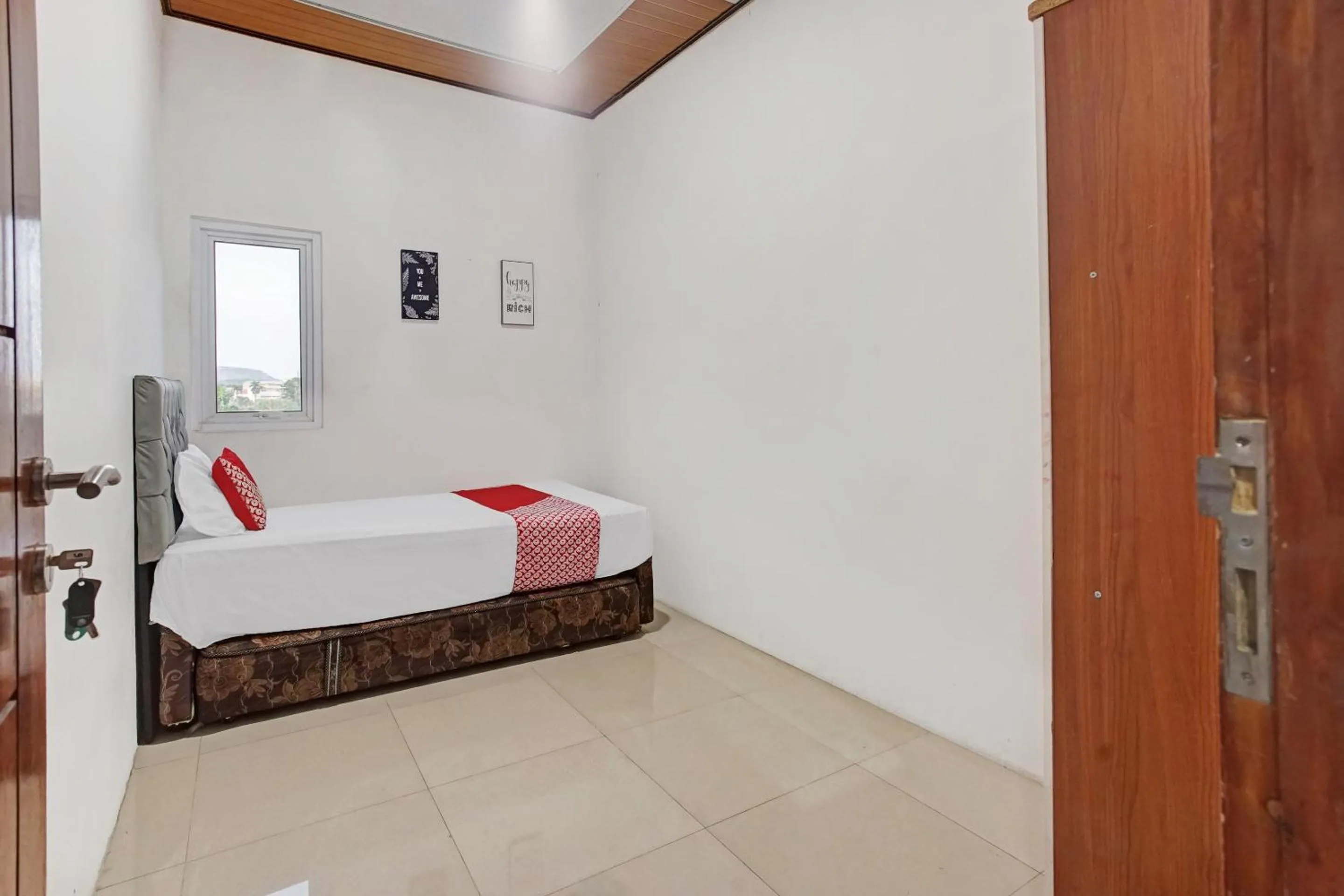 Bedroom in OYO 90399 Box House