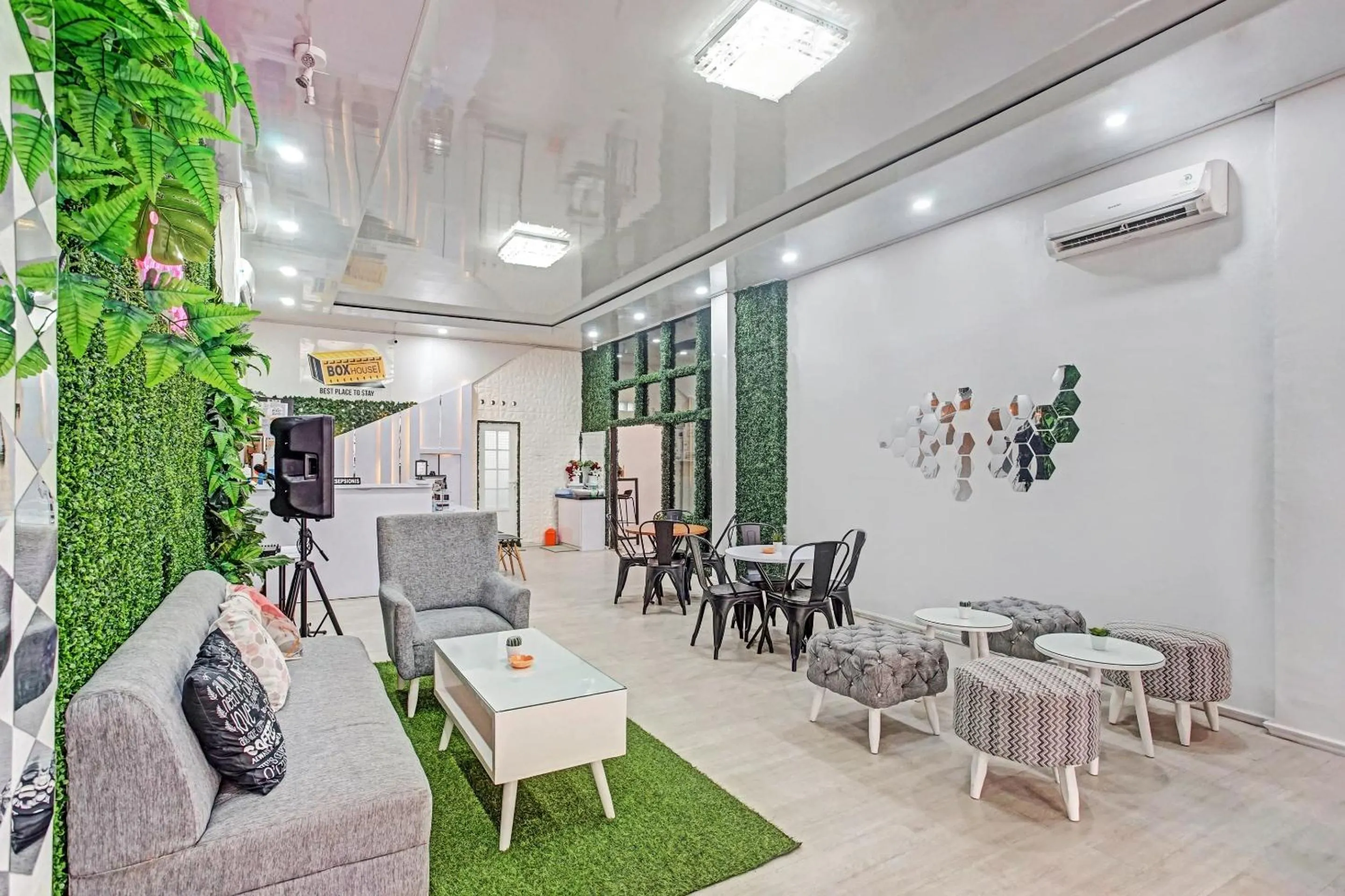 Lobby or reception in OYO 90399 Box House