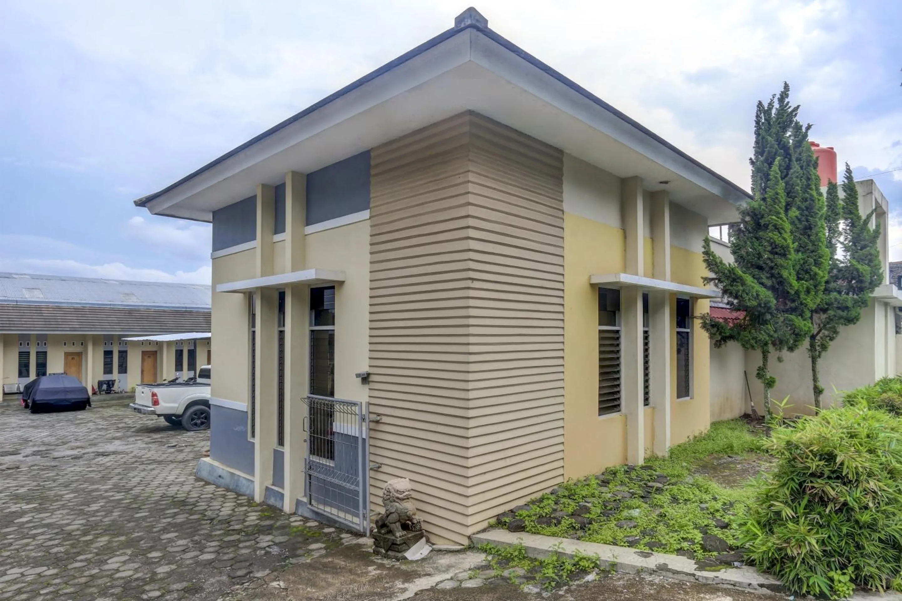Facade/entrance in OYO Life 90159 Puri Asoka Guest House