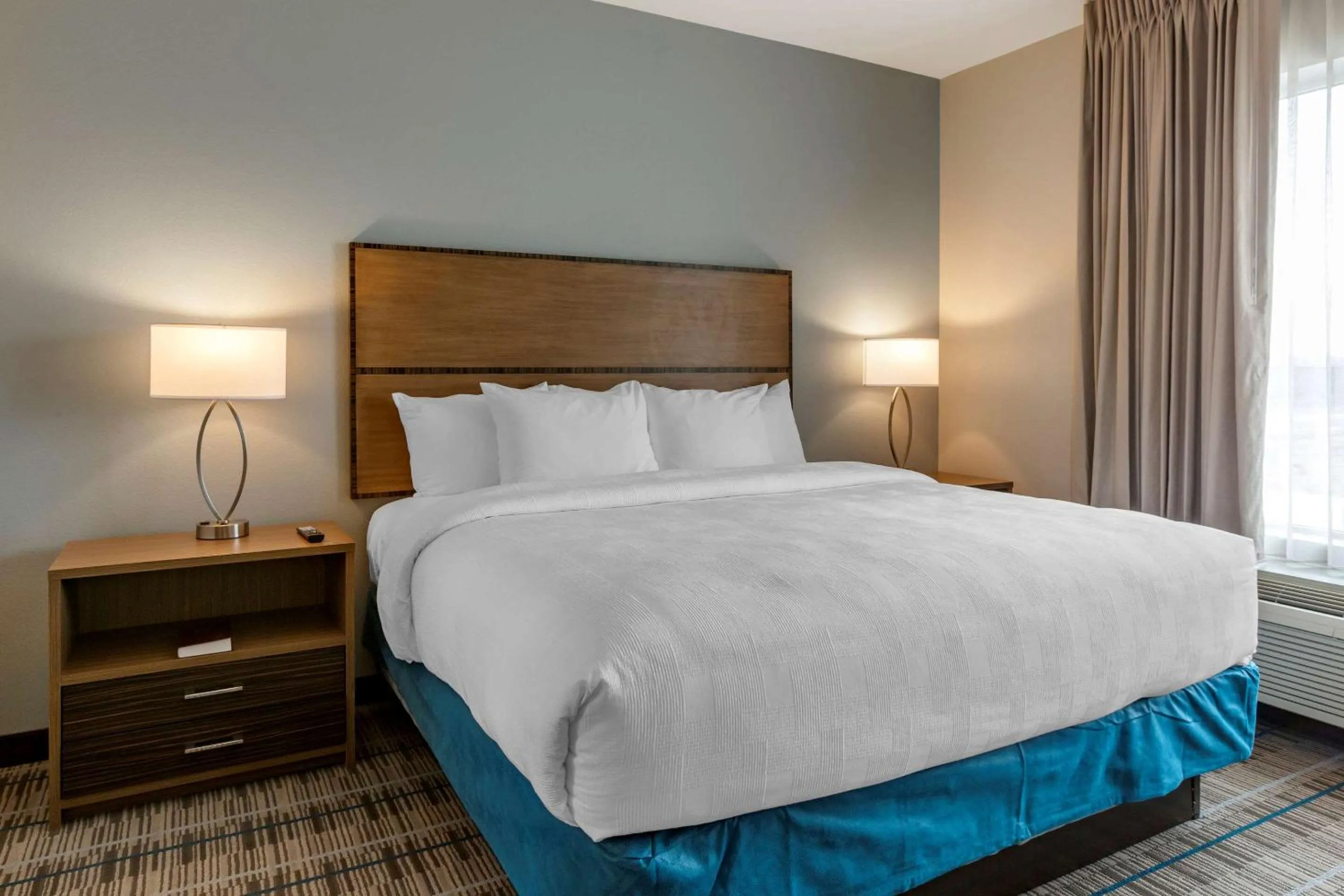 Photo of the whole room, Bed in MainStay Suites Carlsbad South