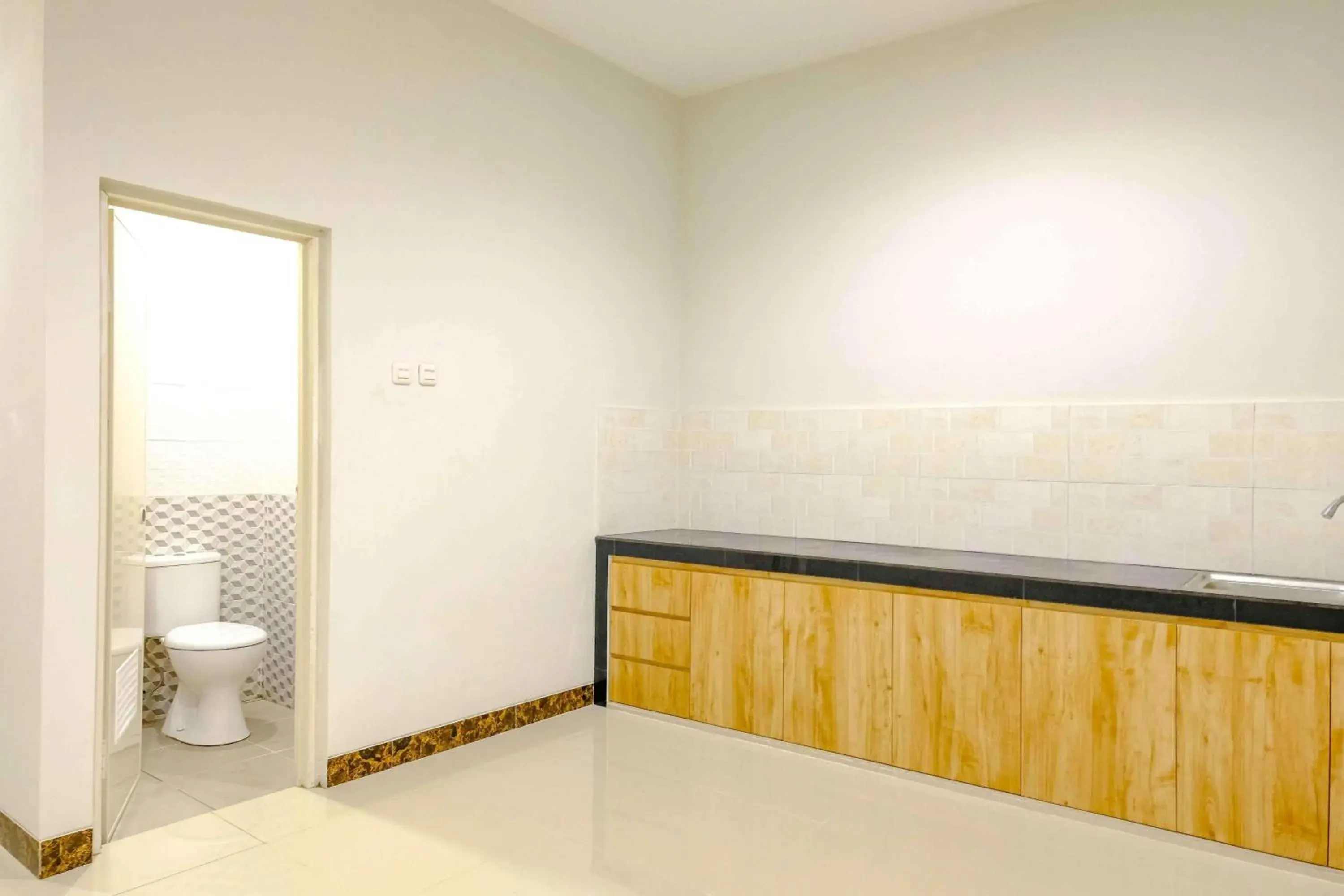 Property building in RedDoorz near Pasar Baru 3 Property building in RedDoorz near Pasar Baru 3