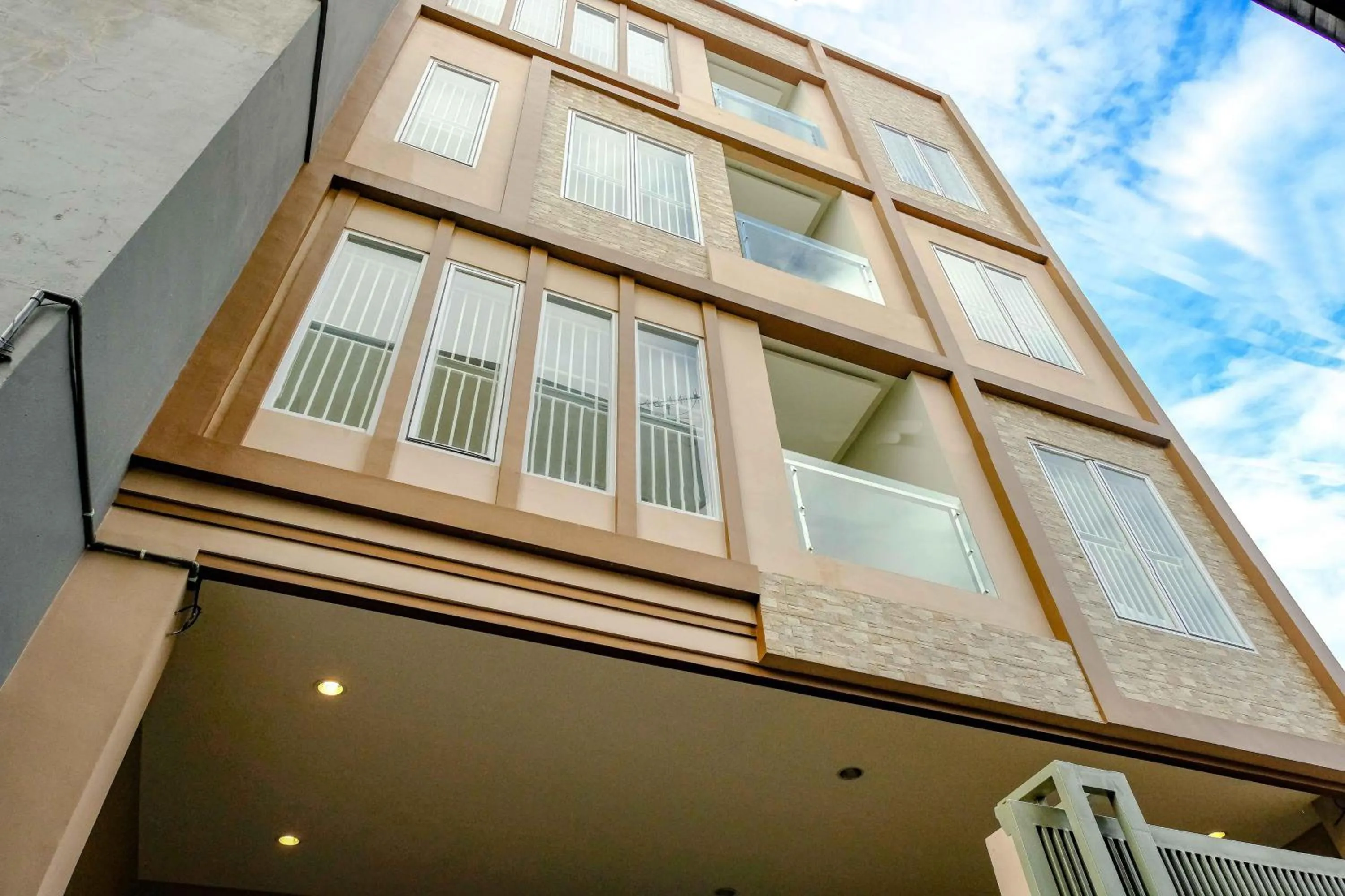 Facade/entrance in RedDoorz near Pasar Baru 3