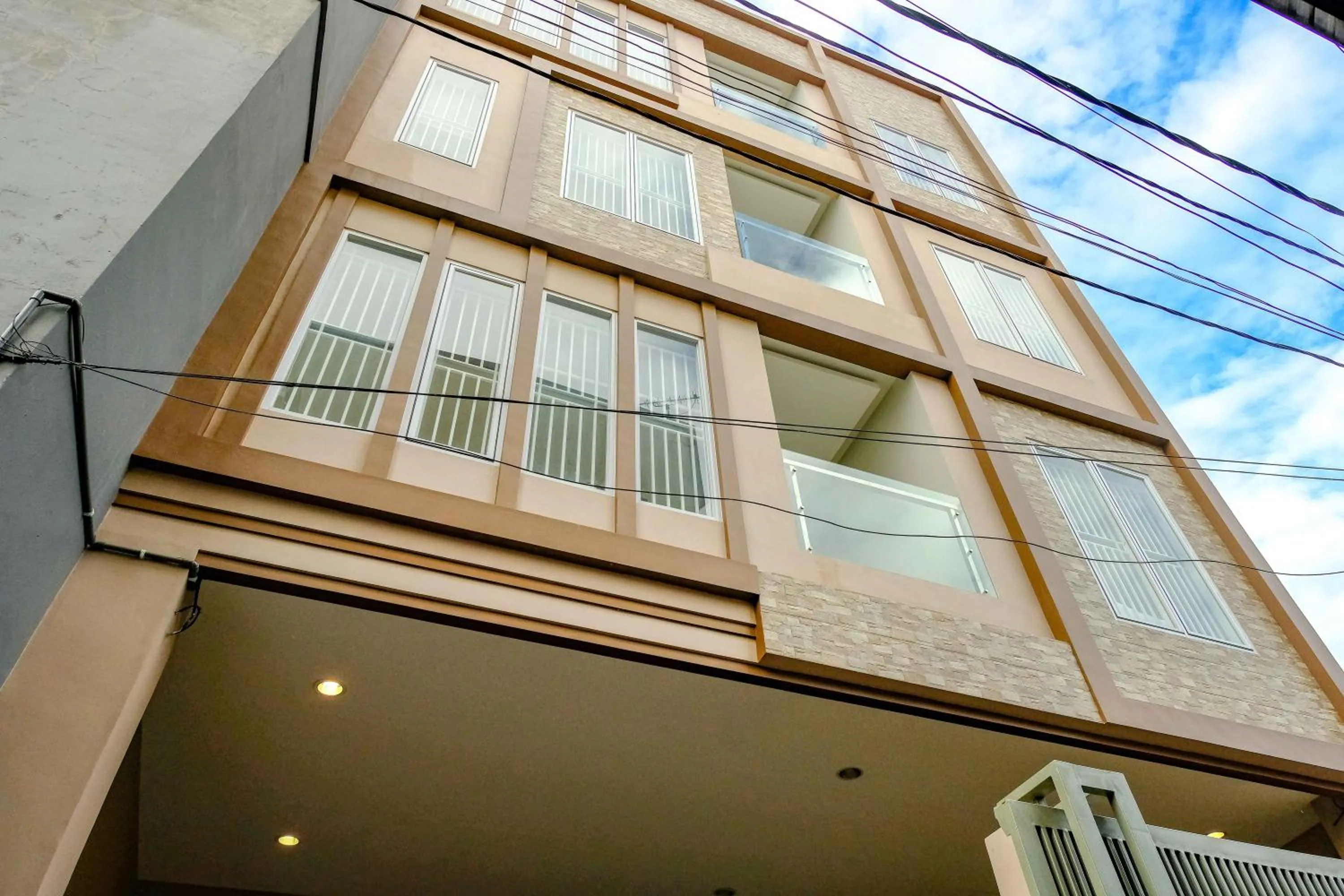 Property logo or sign in RedDoorz near Pasar Baru 3