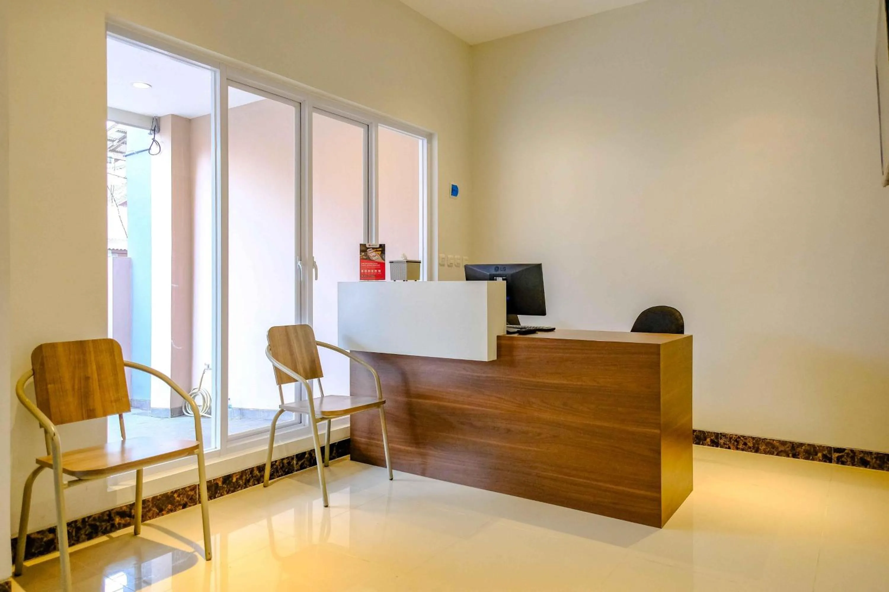 Lobby or reception in RedDoorz near Pasar Baru 3