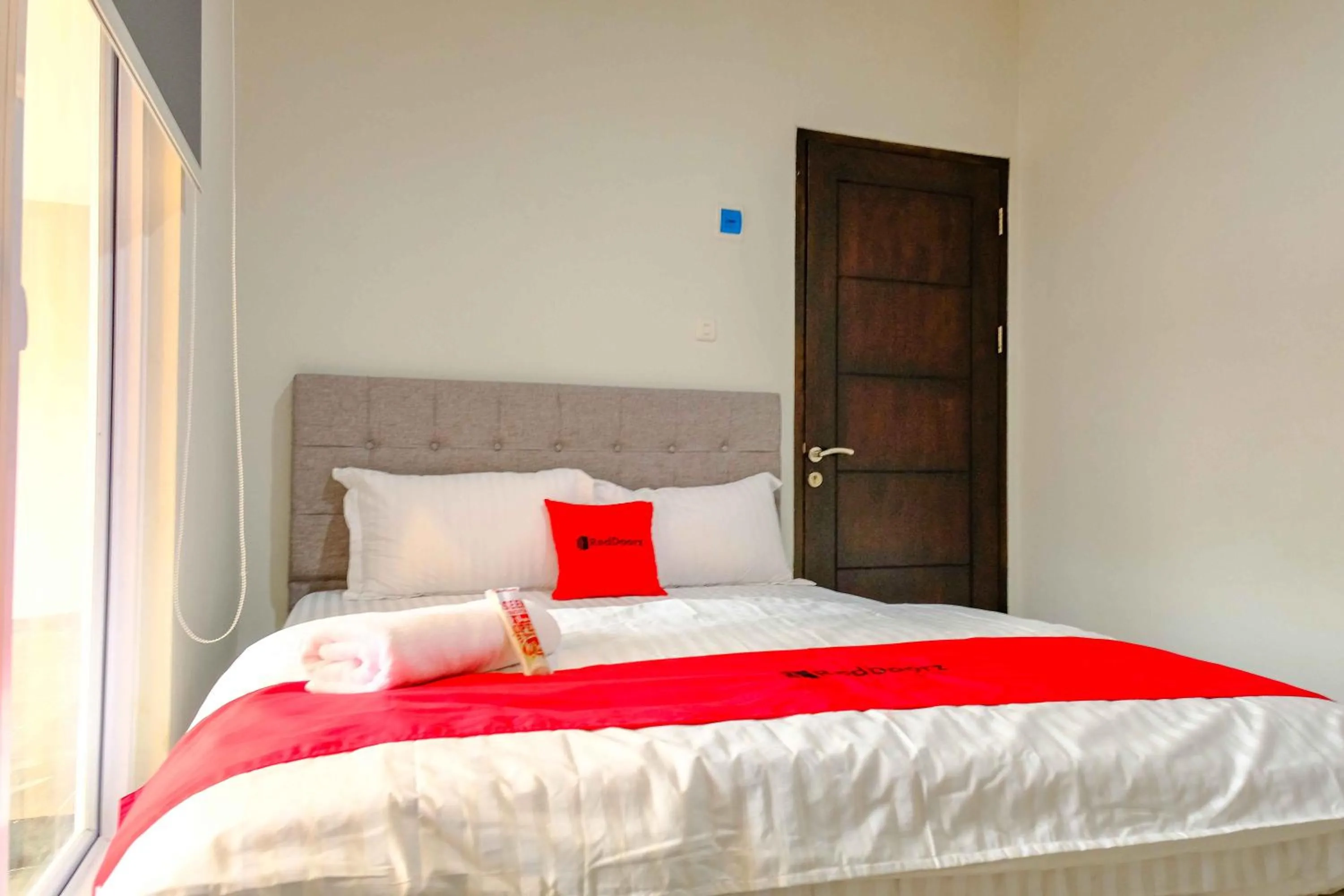 Bed in RedDoorz near Pasar Baru 3