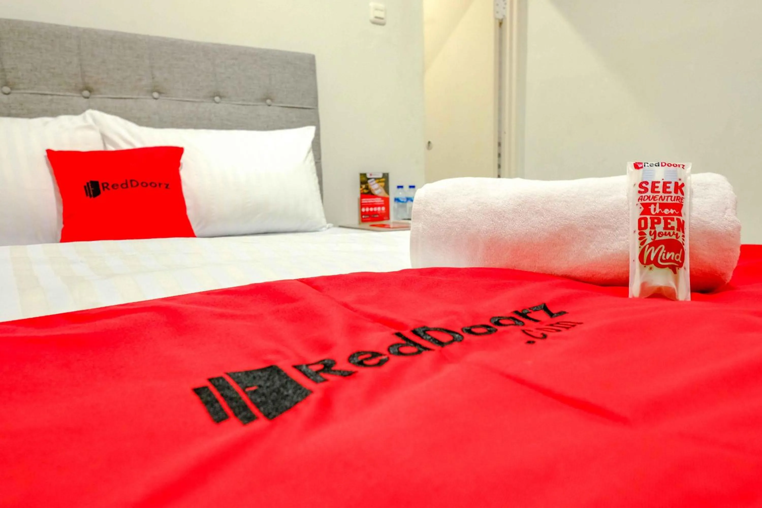 Bedroom, Bed in RedDoorz near Pasar Baru 3