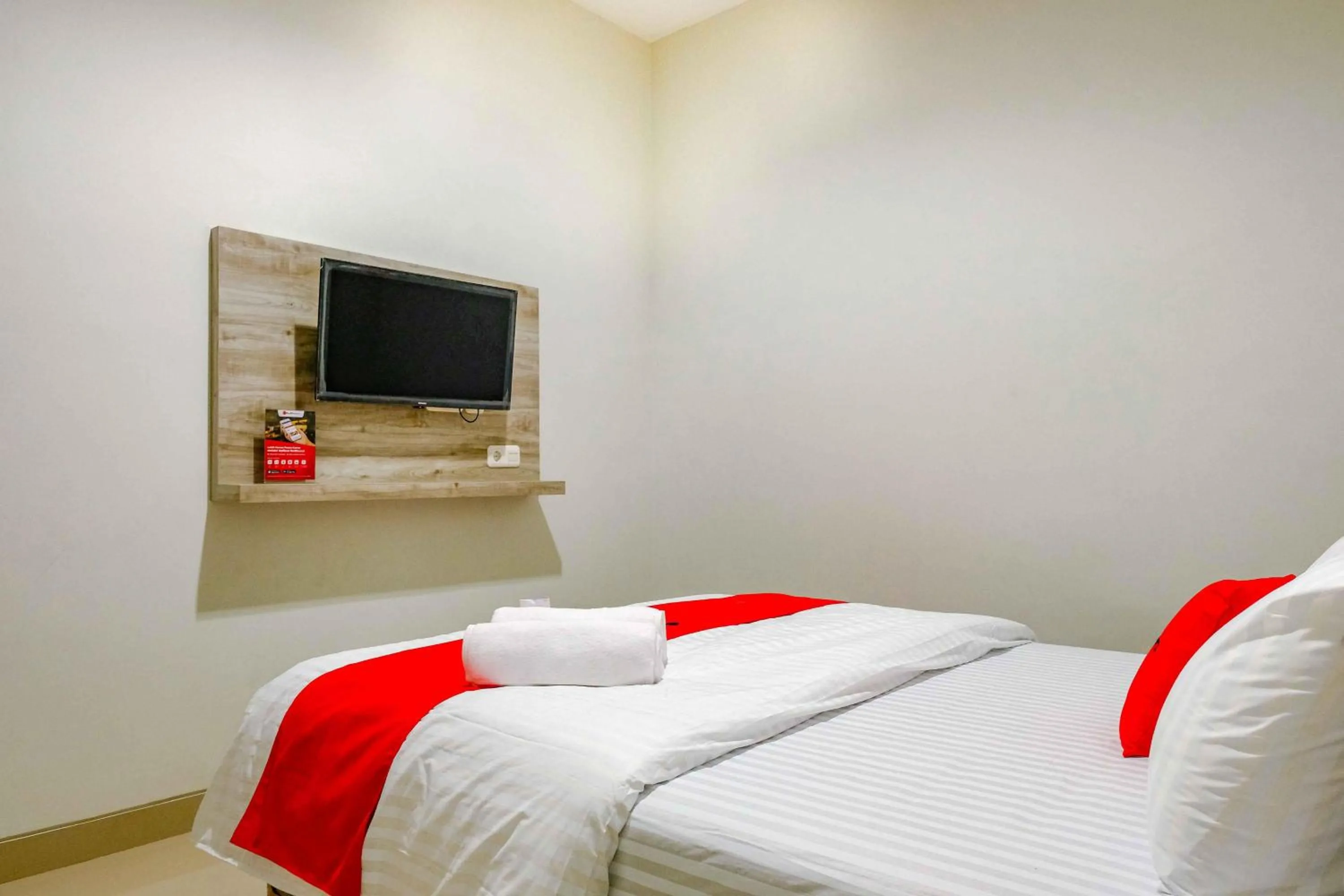 Bedroom, Bed in RedDoorz near Pasar Baru 3