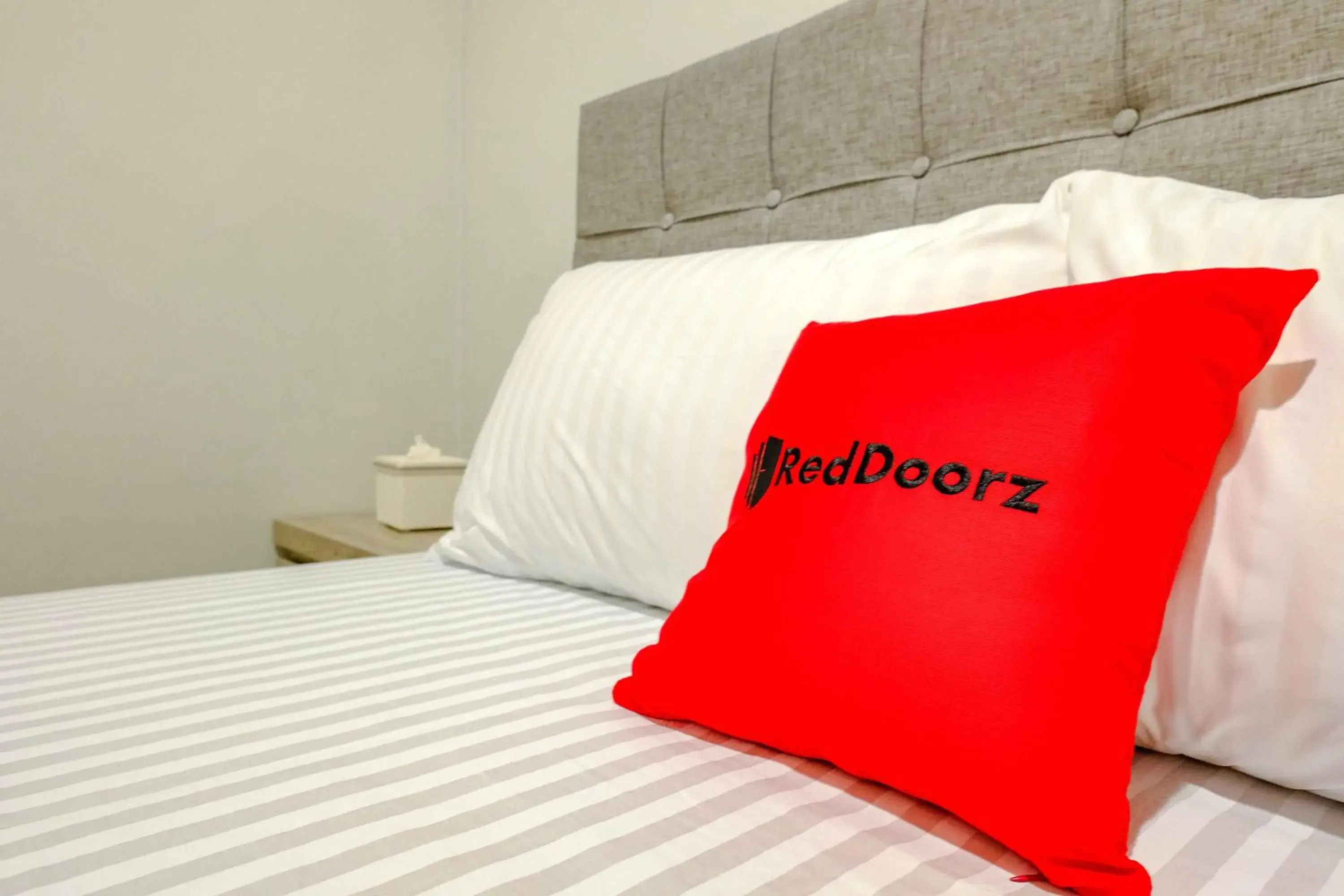 Bedroom, Bed in RedDoorz near Pasar Baru 3 Bedroom, Bed in RedDoorz near Pasar Baru 3