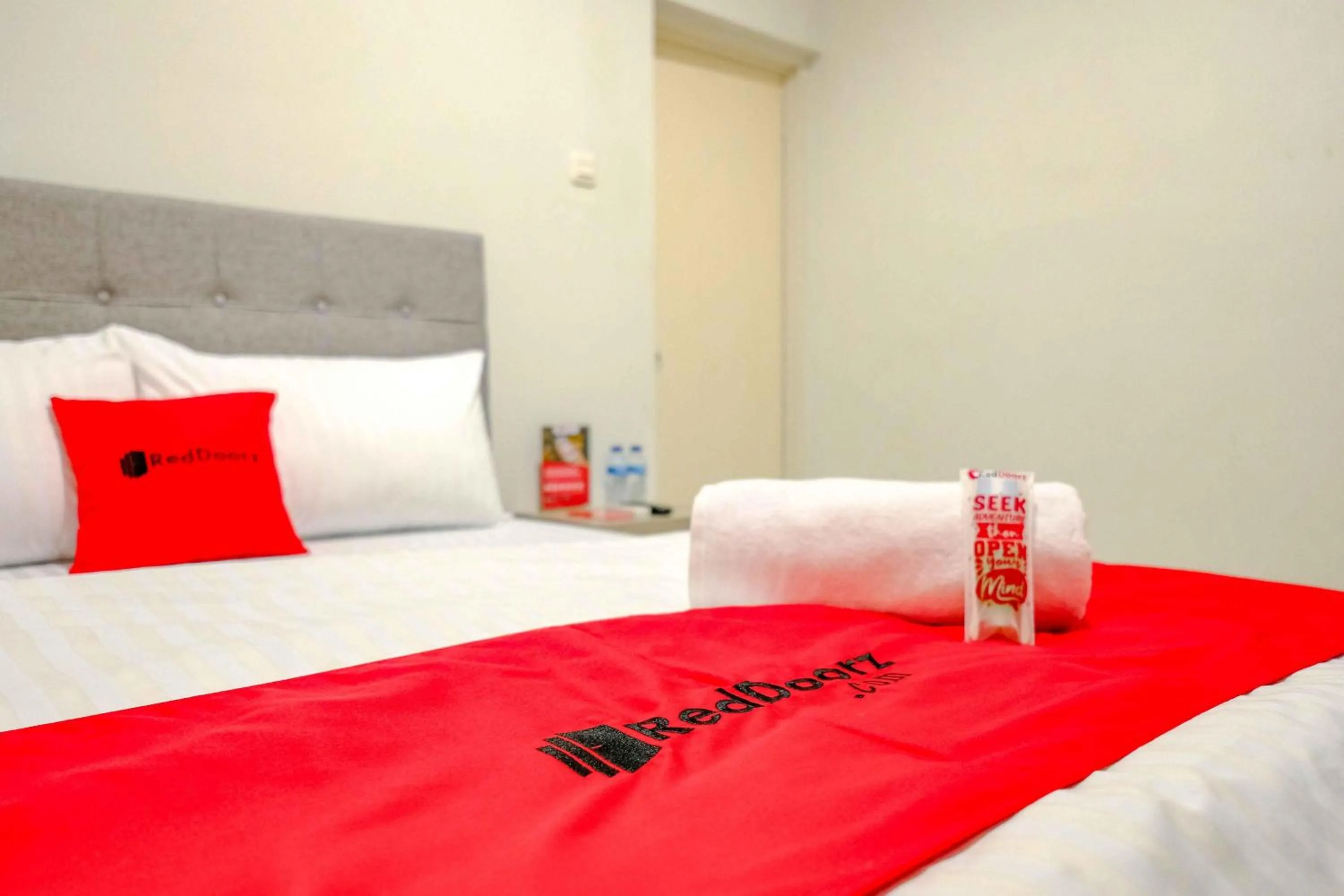 Bedroom, Bed in RedDoorz near Pasar Baru 3