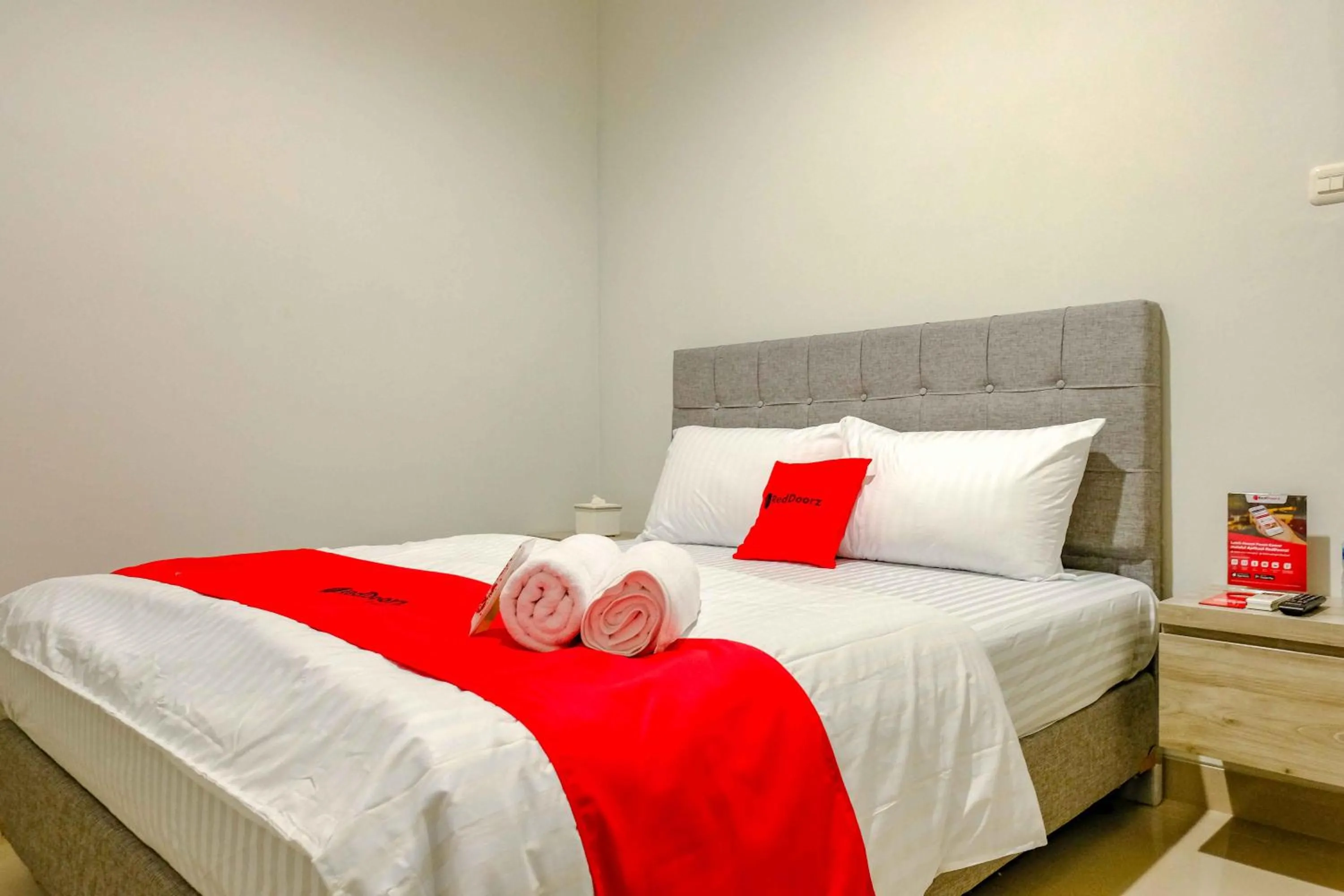 Bed in RedDoorz near Pasar Baru 3