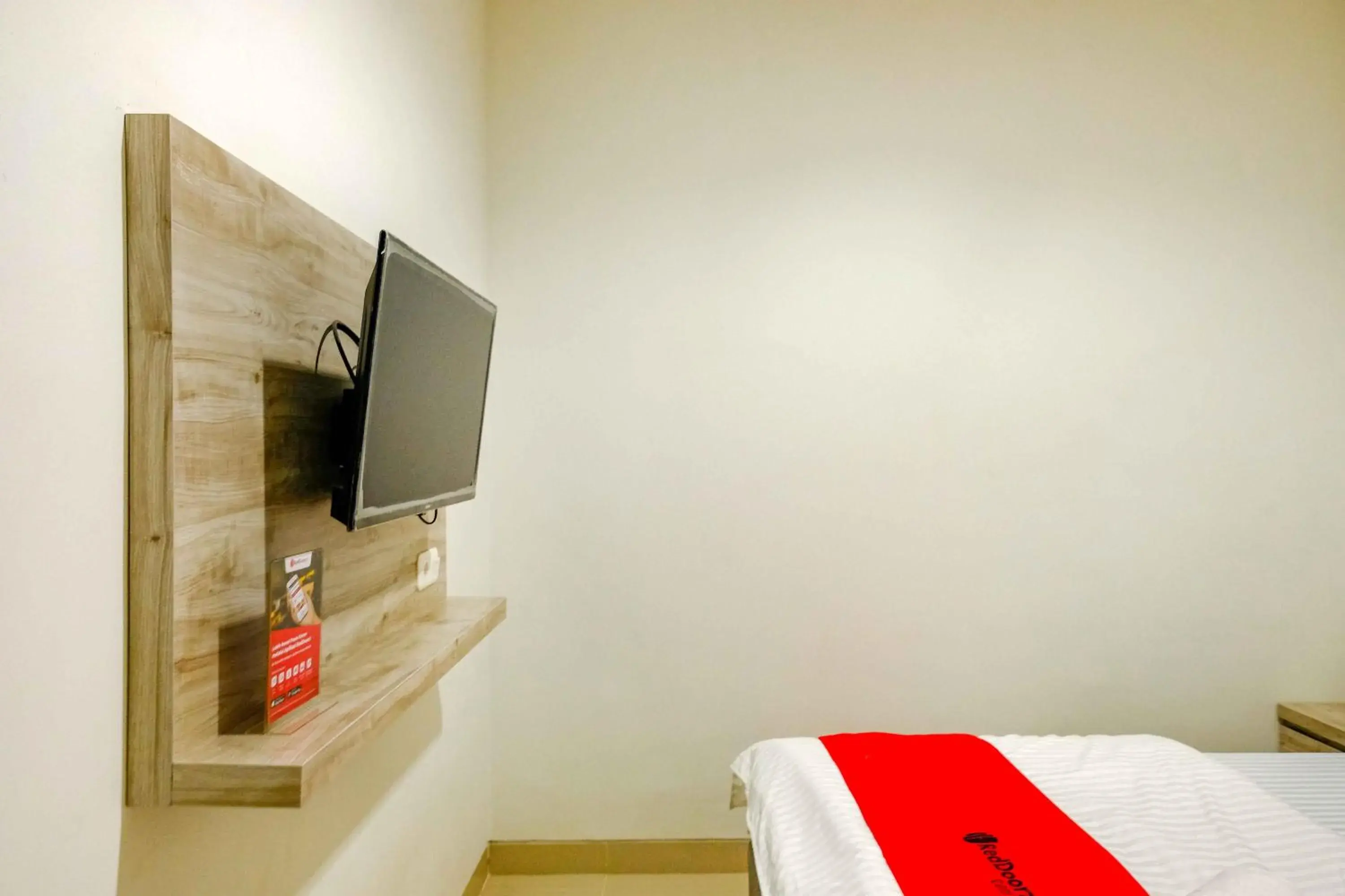 Bed in RedDoorz near Pasar Baru 3 Bed in RedDoorz near Pasar Baru 3