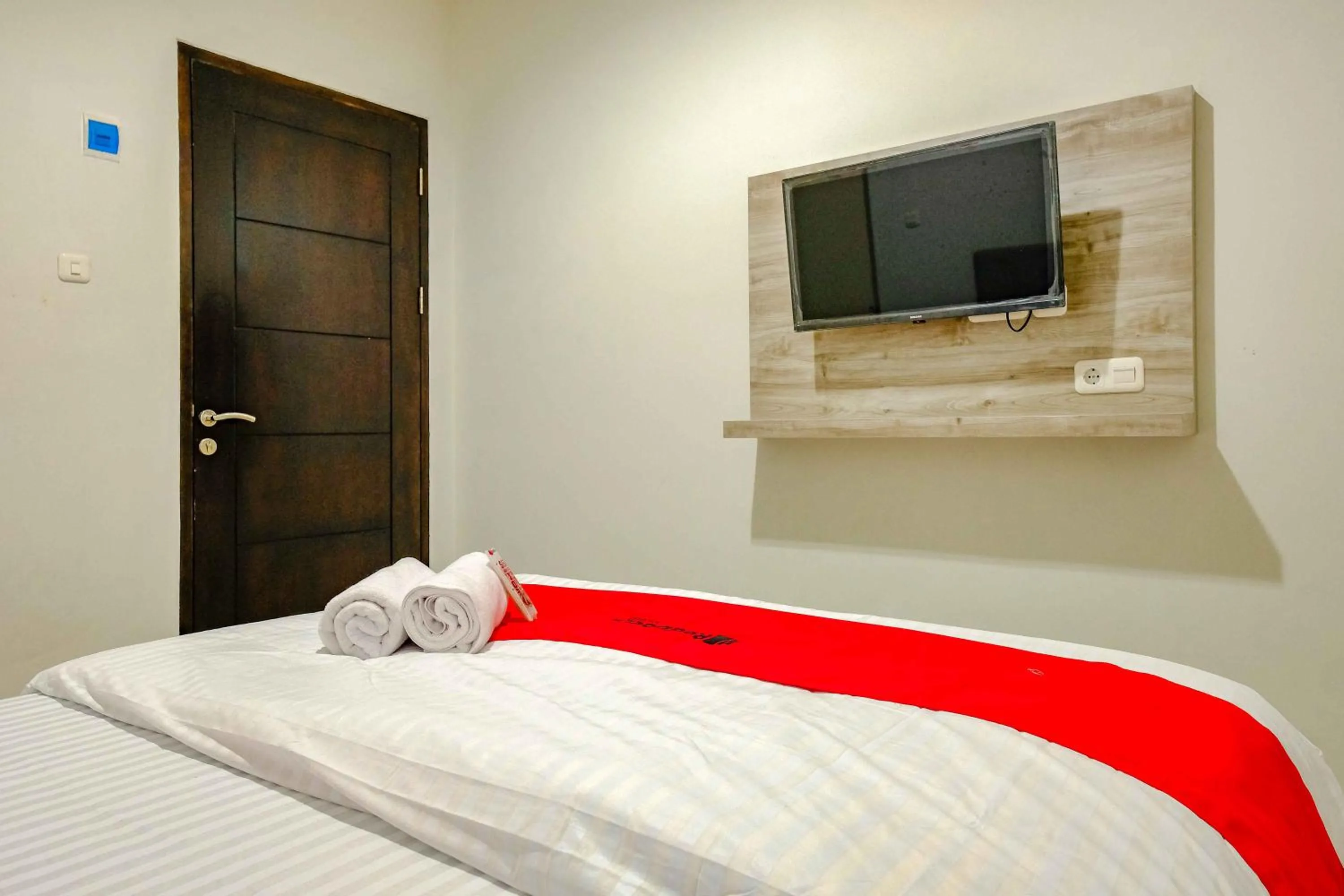 Bed in RedDoorz near Pasar Baru 3
