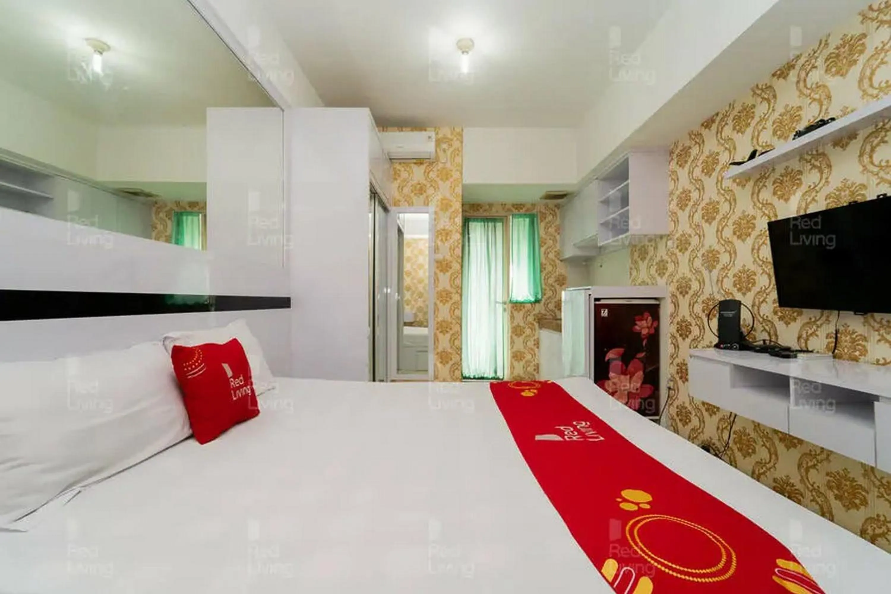 Bedroom, Bed in RedLiving Apartemen Green Lake View Ciputat - Farida Property 1 Tower E