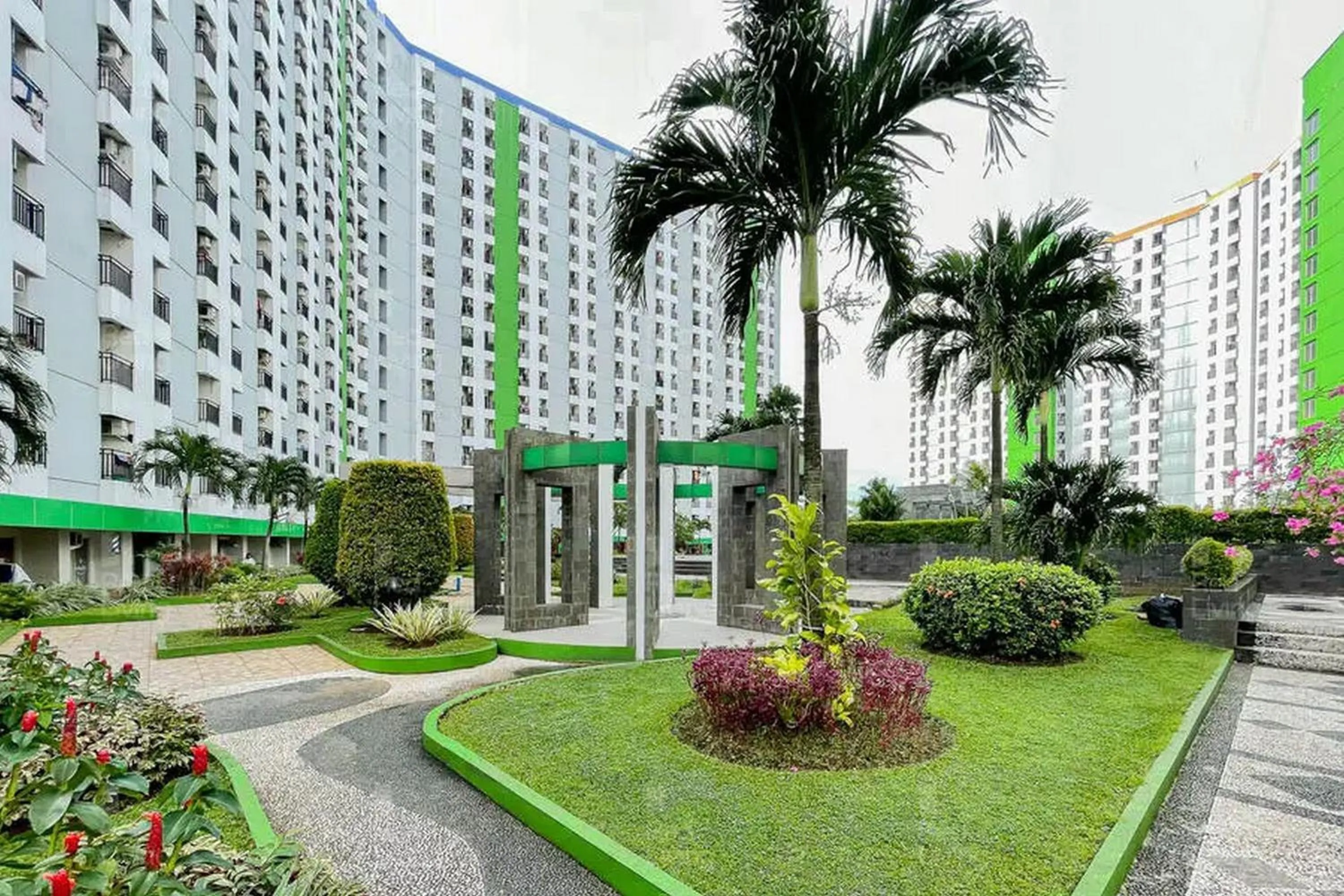 Property building in RedLiving Apartemen Green Lake View Ciputat - Farida Property 1 Tower E