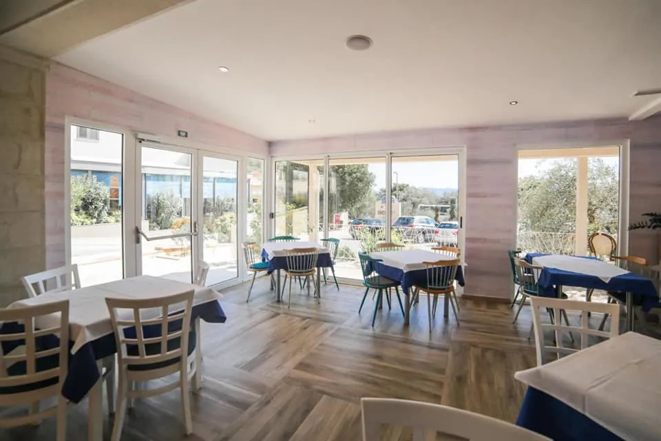 Restaurant/places to eat in HOTEL IVANDO - K&S