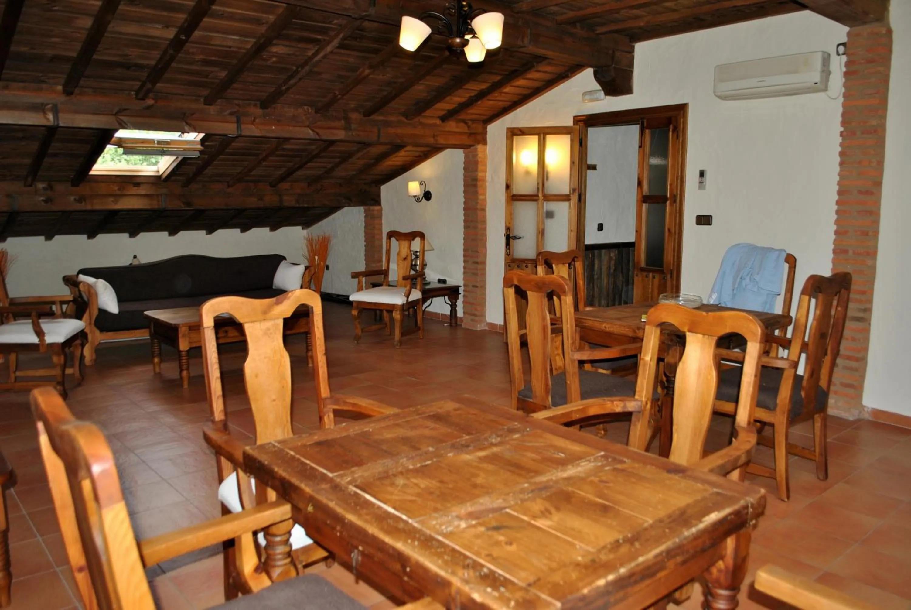 Communal lounge/ TV room in Hotel Villa de Berzocana