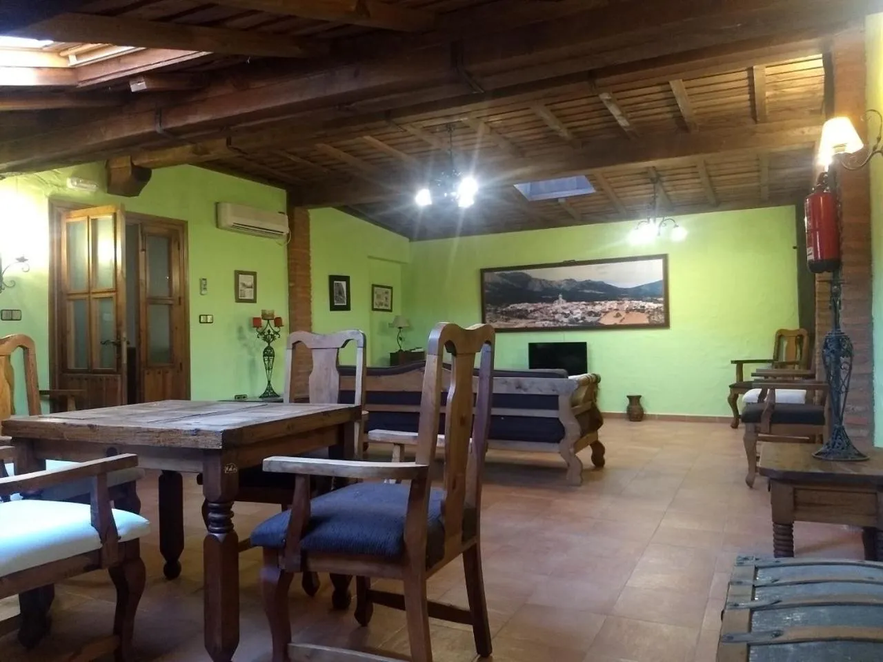 Communal lounge/ TV room in Hotel Villa de Berzocana