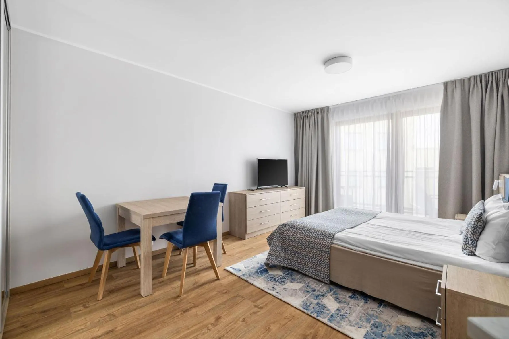 Bed in Maloves Resort & Spa, pokoje w bocznych budynkach