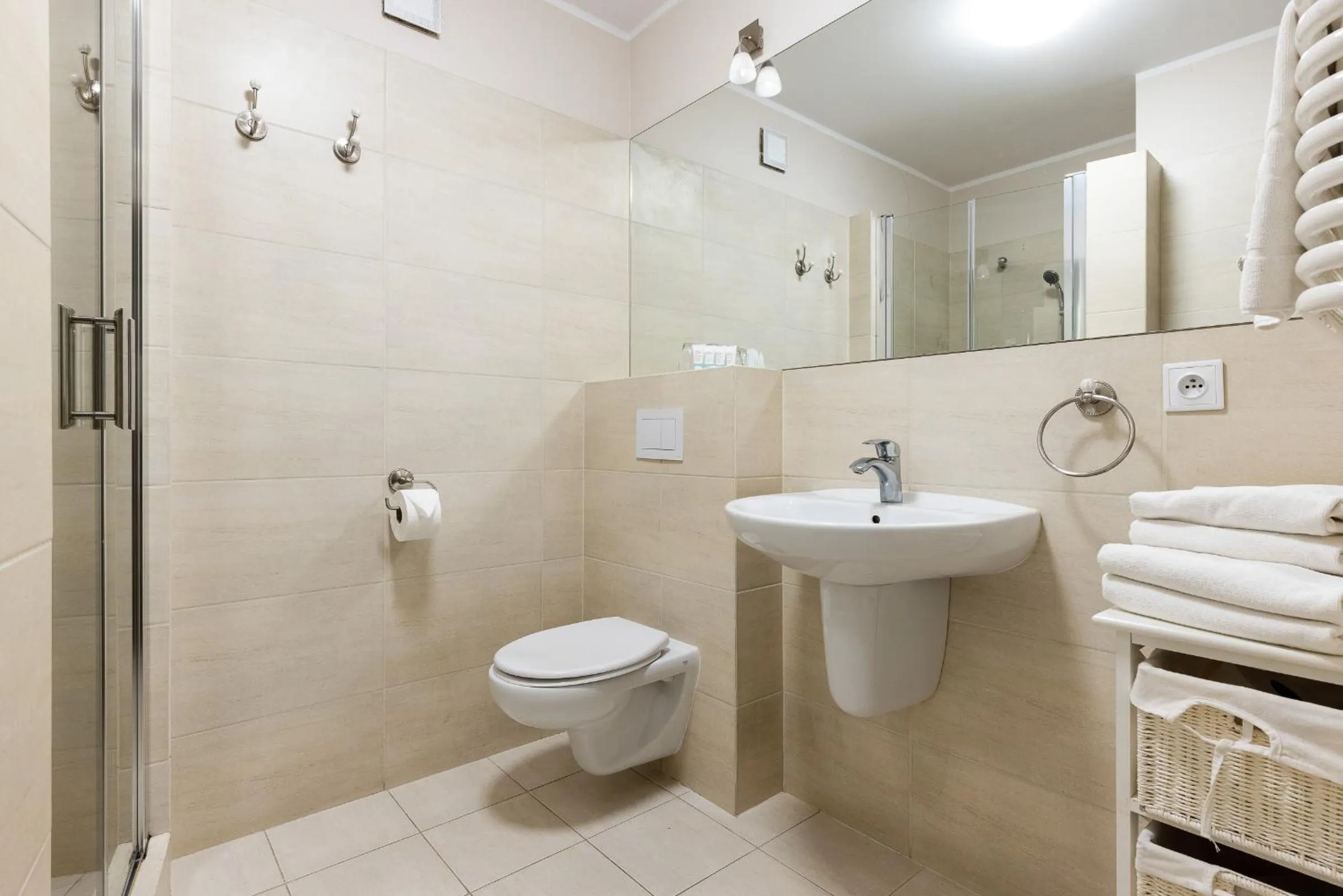 Shower in Maloves Resort & Spa, pokoje w bocznych budynkach