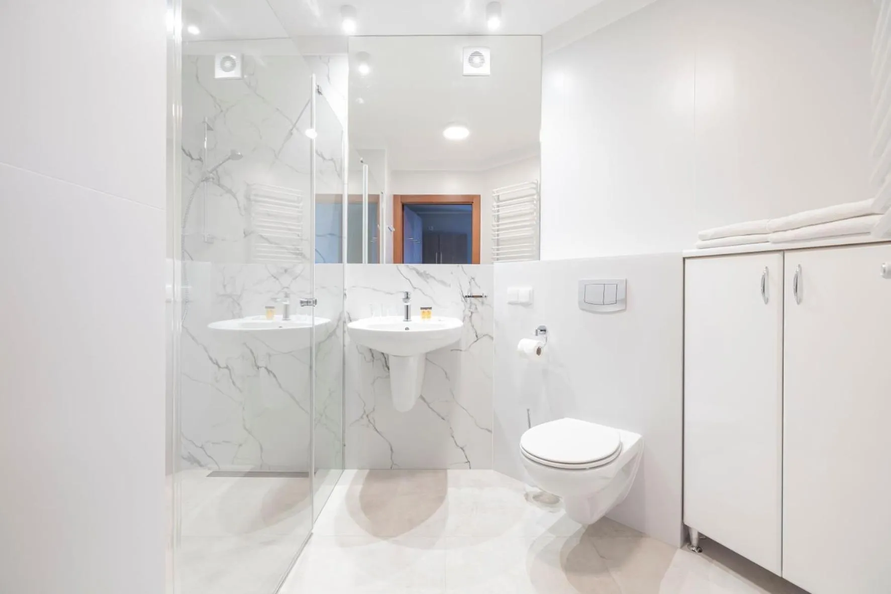 Shower in Maloves Resort & Spa, pokoje w bocznych budynkach