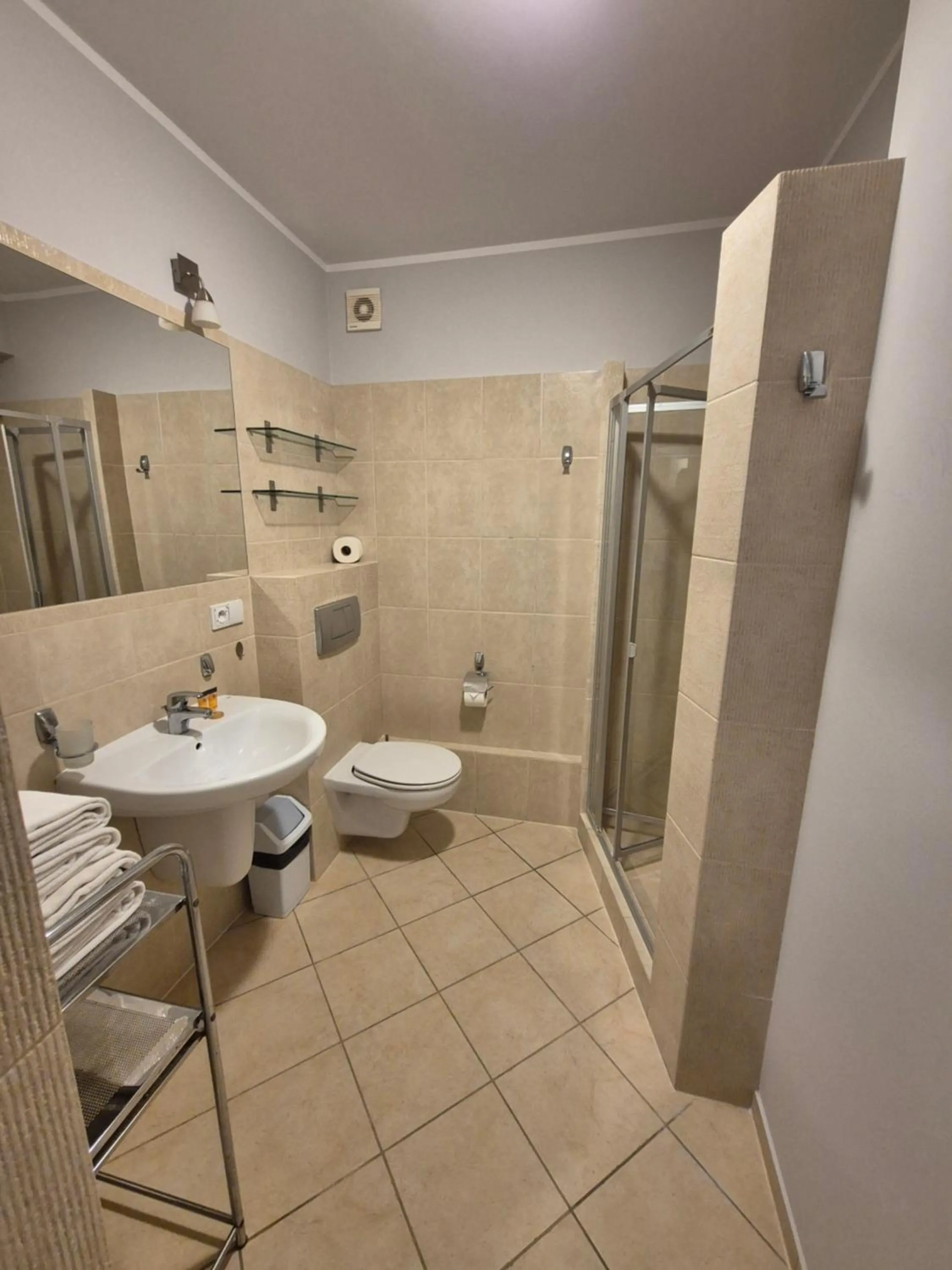 Shower in Maloves Resort & Spa, pokoje w bocznych budynkach